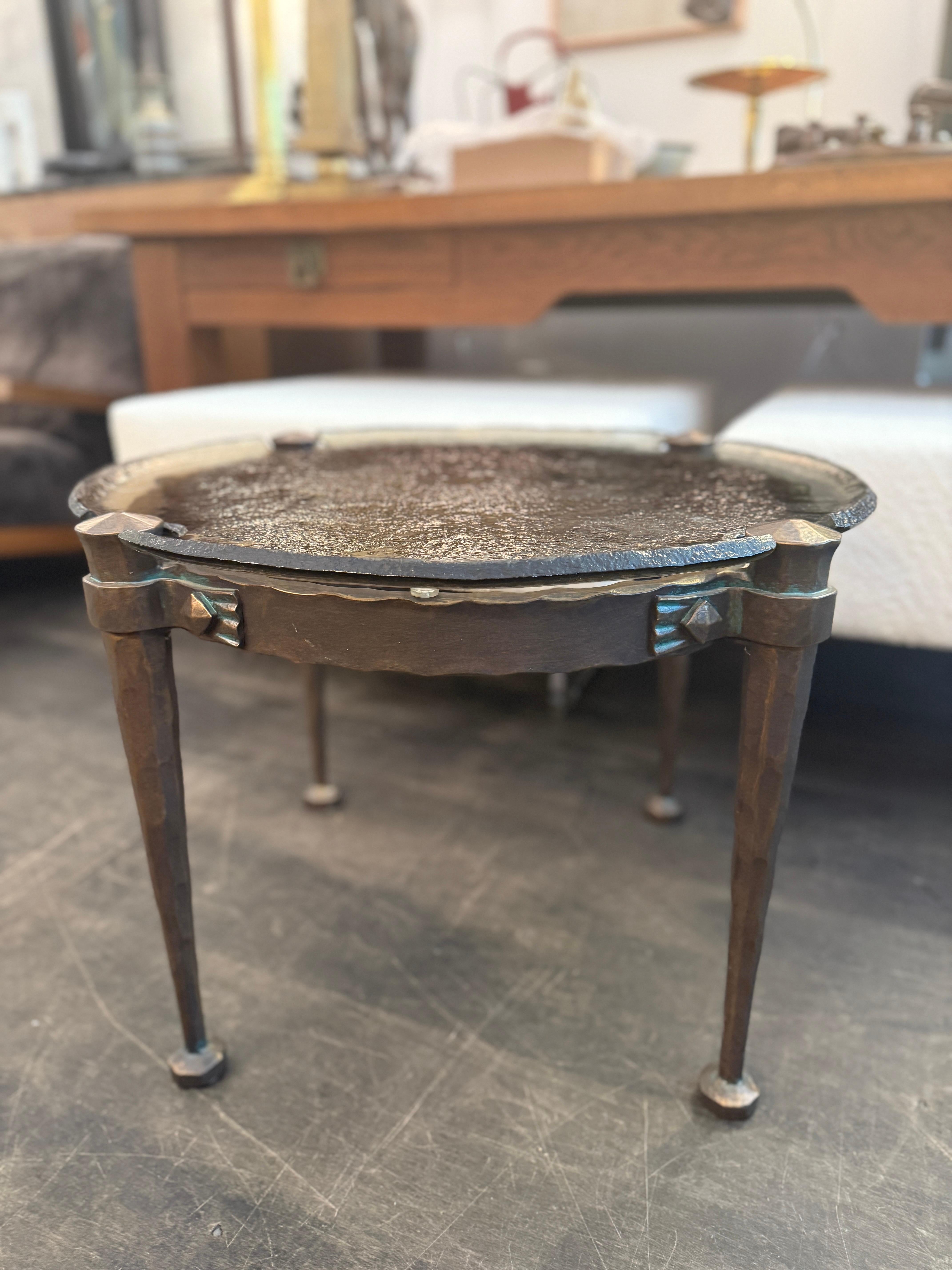 Einzigartiger Lothar Klute Runder Cocktailtisch aus schwerer Bronze und geformtem Glas (Deutsch) im Angebot
