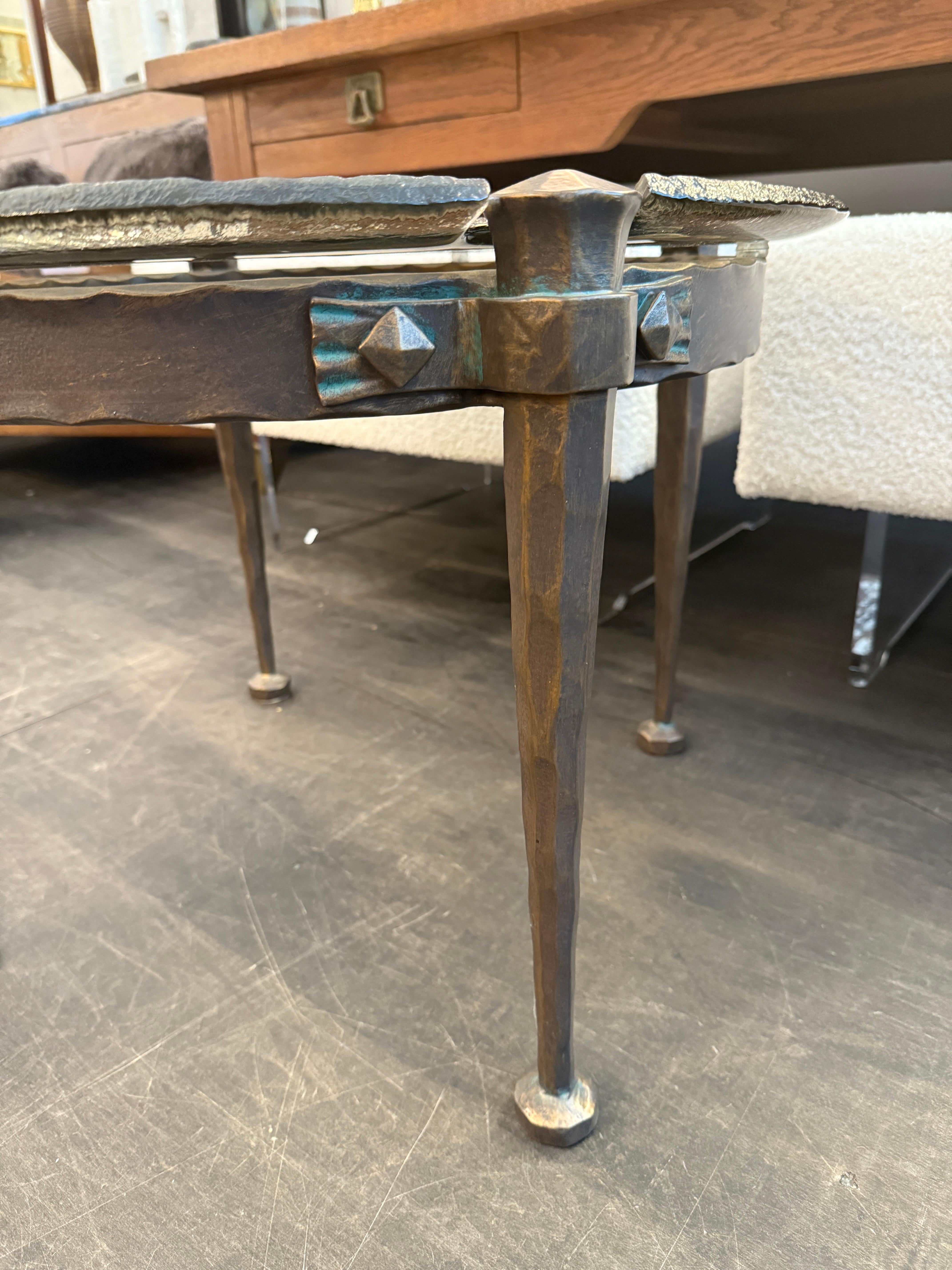 Einzigartiger Lothar Klute Runder Cocktailtisch aus schwerer Bronze und geformtem Glas (Geformt) im Angebot