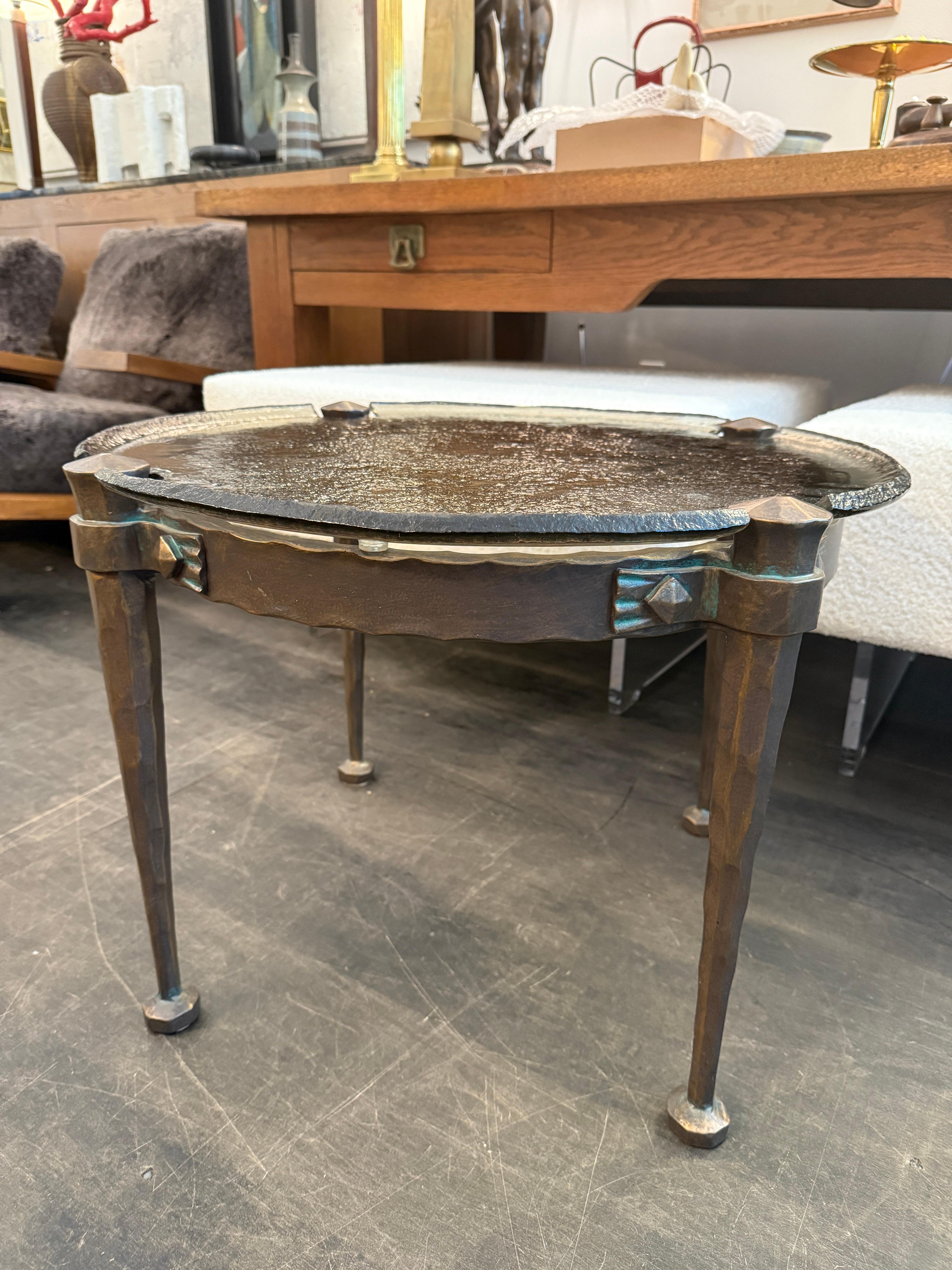 Einzigartiger Lothar Klute Runder Cocktailtisch aus schwerer Bronze und geformtem Glas im Zustand „Gut“ im Angebot in North Miami, FL