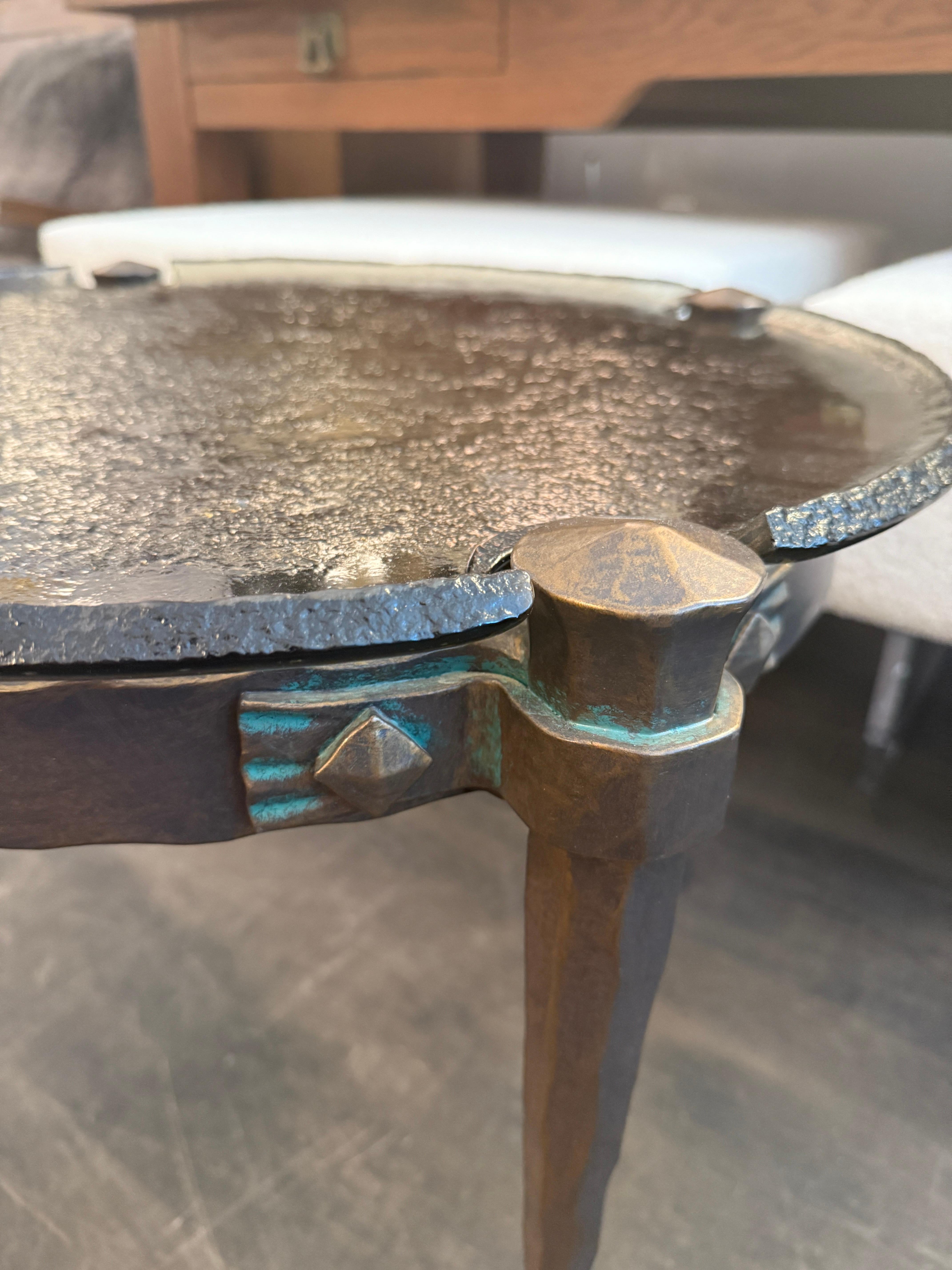 Einzigartiger Lothar Klute Runder Cocktailtisch aus schwerer Bronze und geformtem Glas (Ende des 20. Jahrhunderts) im Angebot