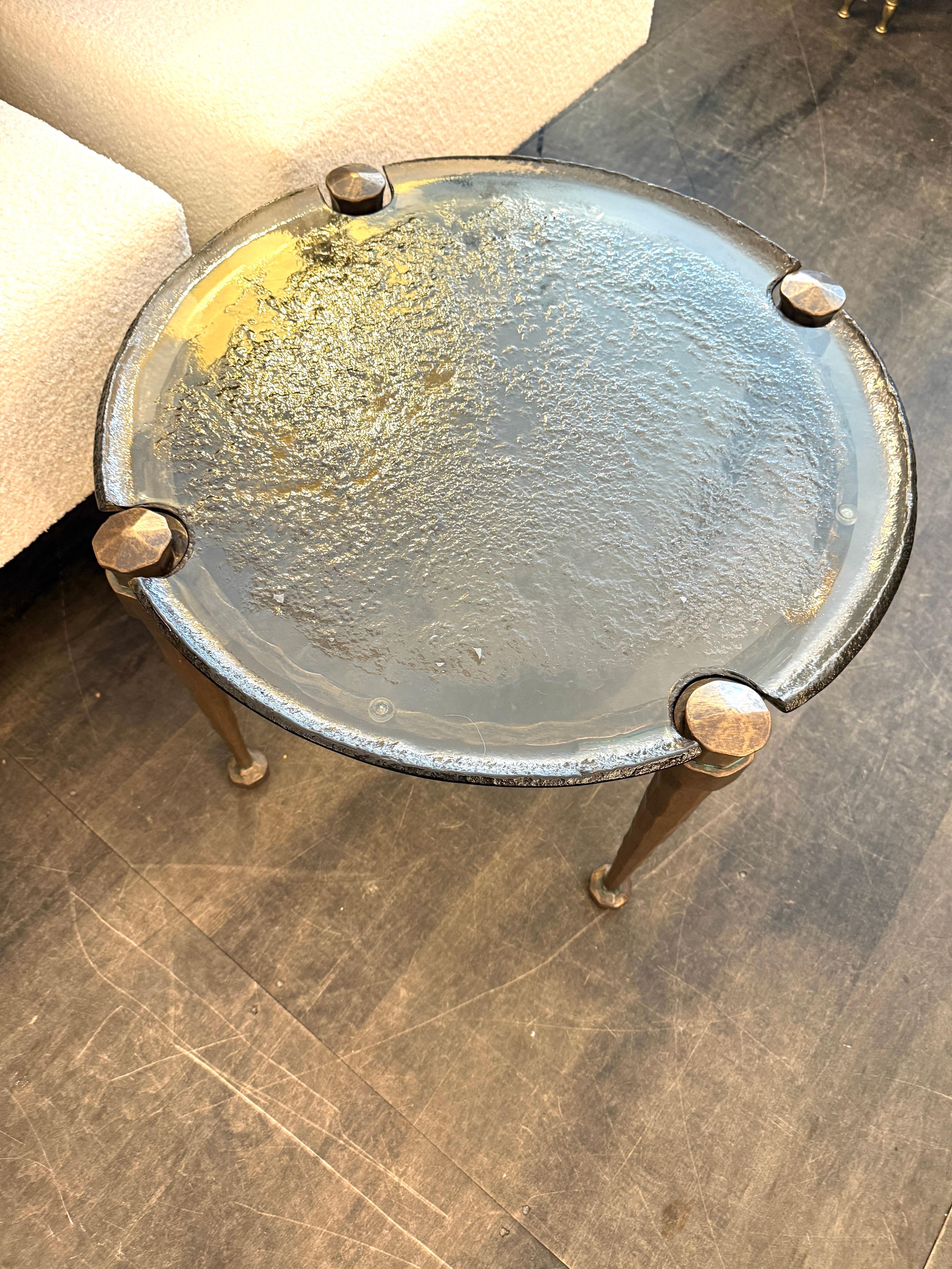 Einzigartiger Lothar Klute Runder Cocktailtisch aus schwerer Bronze und geformtem Glas im Angebot 1