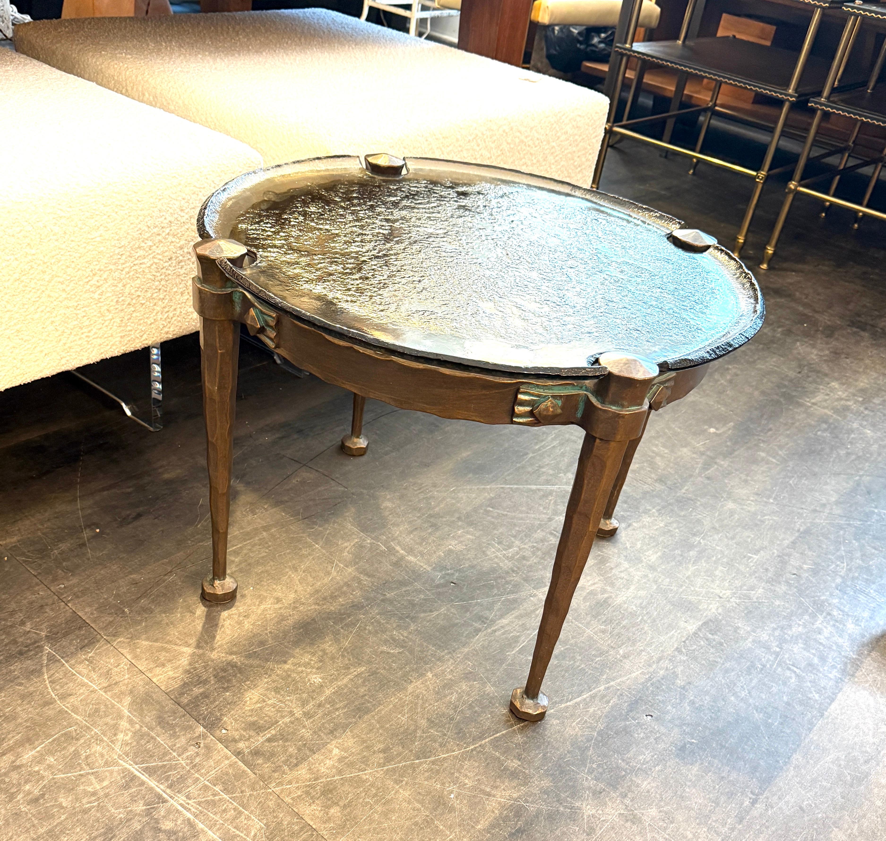 Einzigartiger Lothar Klute Runder Cocktailtisch aus schwerer Bronze und geformtem Glas im Angebot 2