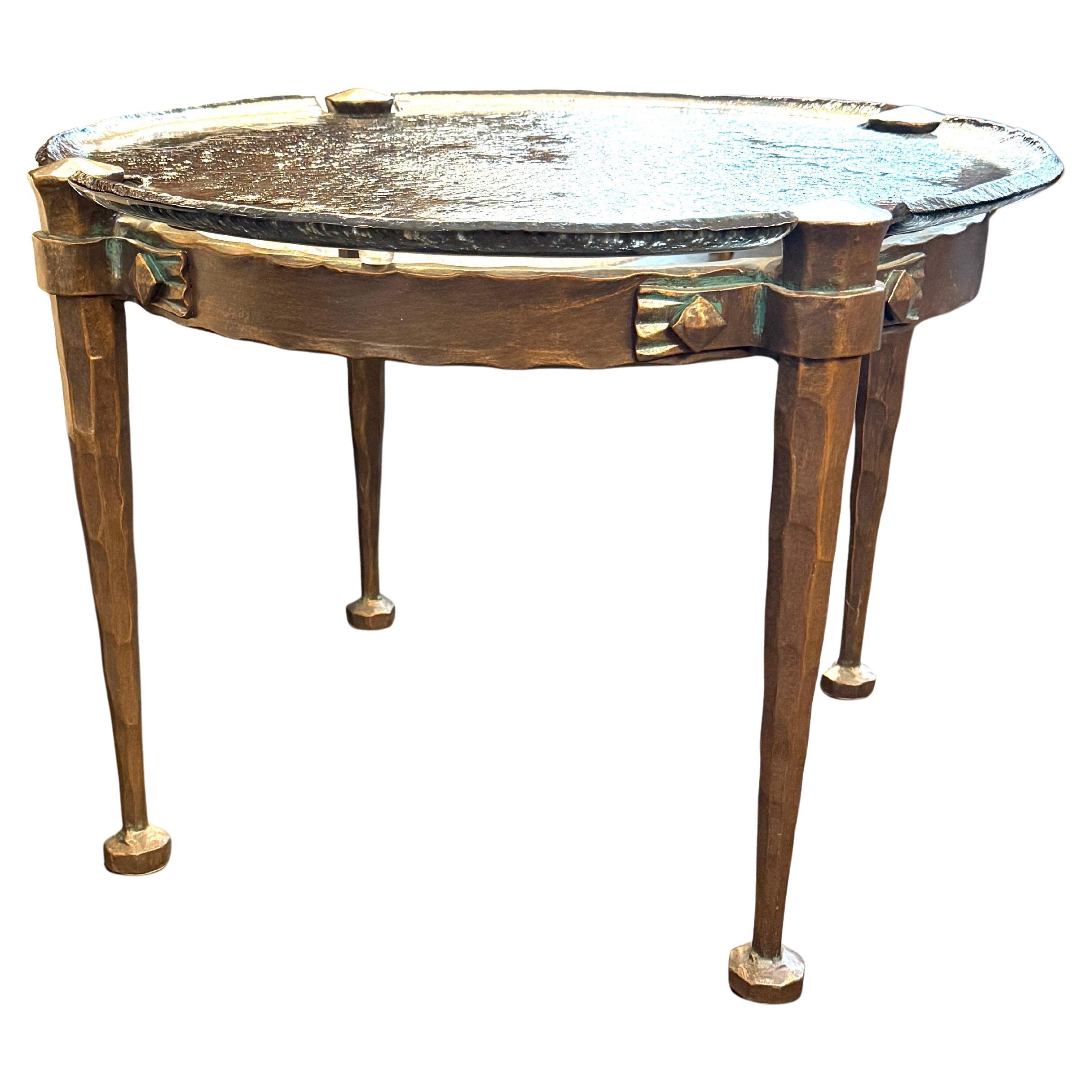 Einzigartiger Lothar Klute Runder Cocktailtisch aus schwerer Bronze und geformtem Glas im Angebot