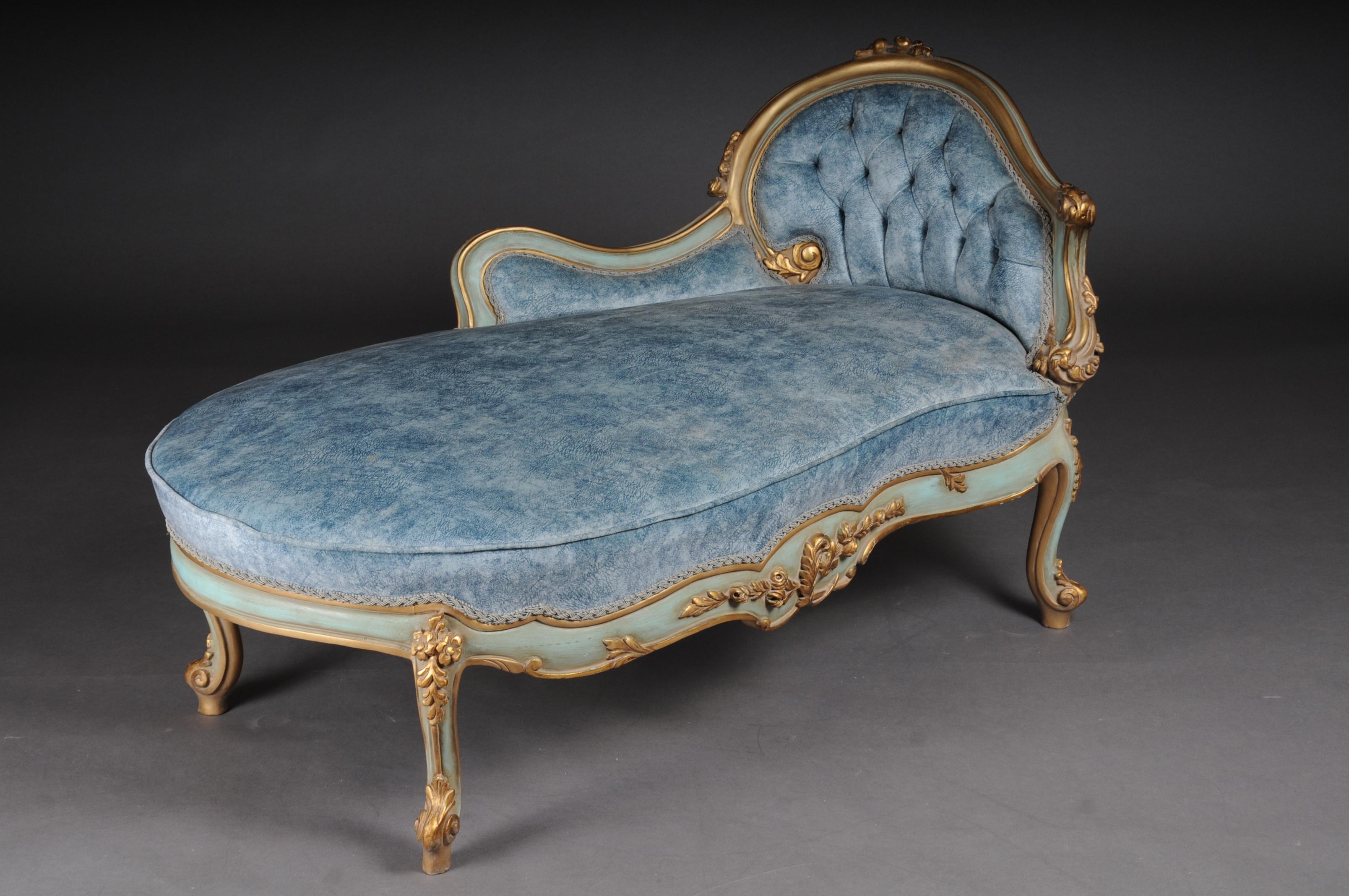 Unique lounger, chaise longue, Recamiere in Louis XV style

Solid beech wood, carved and gilded. Rising backrest edging with rocaille crowning. Matching curved frame with richly carved foliage. Slightly curved frame on curved legs. The seat and