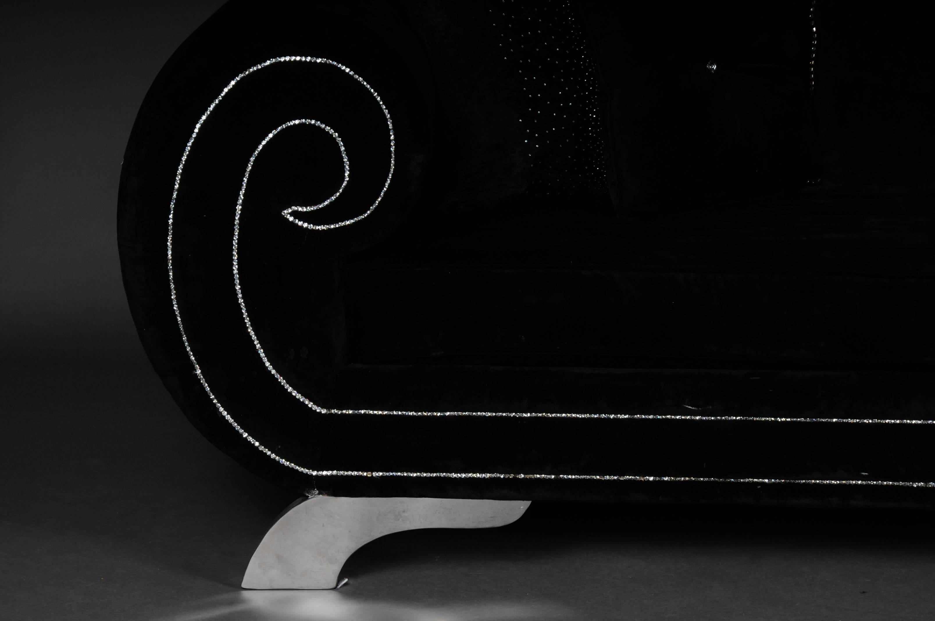 Einzigartiges luxuriöses Designersofa, Strasssteine, schwarzer Samt. Highlight

Außergewöhnliches und hochwertiges Sofa aus schwarzem Samt. Körper veredelt mit Strasssteinen. Das Sofa steht auf vier Chromfüßen.

Sehr modern, komfortabel und ein