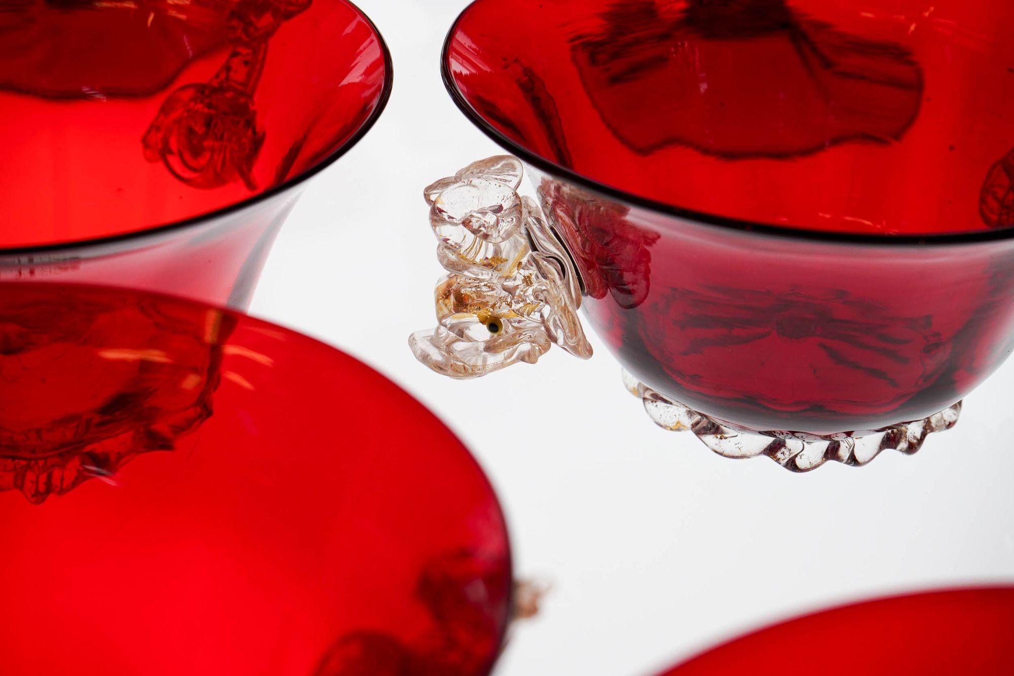Set unico di lusso di 44 pezzi in vetro di Murano, A.VE.M. Dophins in oro e rosso rubino, anni '50 in vendita 3