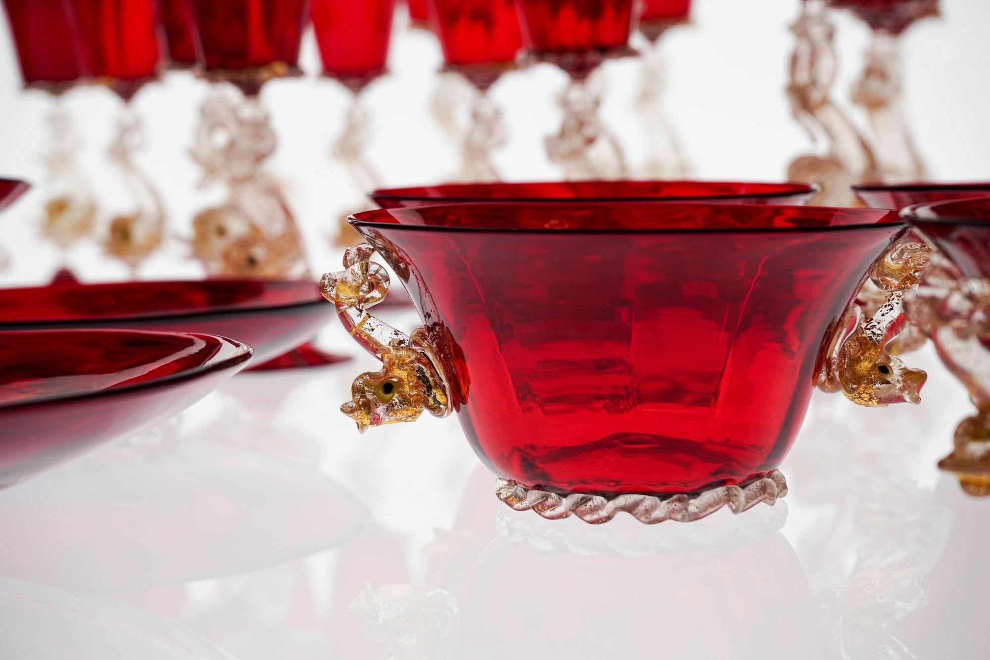 Set unico di lusso di 44 pezzi in vetro di Murano, A.VE.M. Dophins in oro e rosso rubino, anni '50 in vendita 5