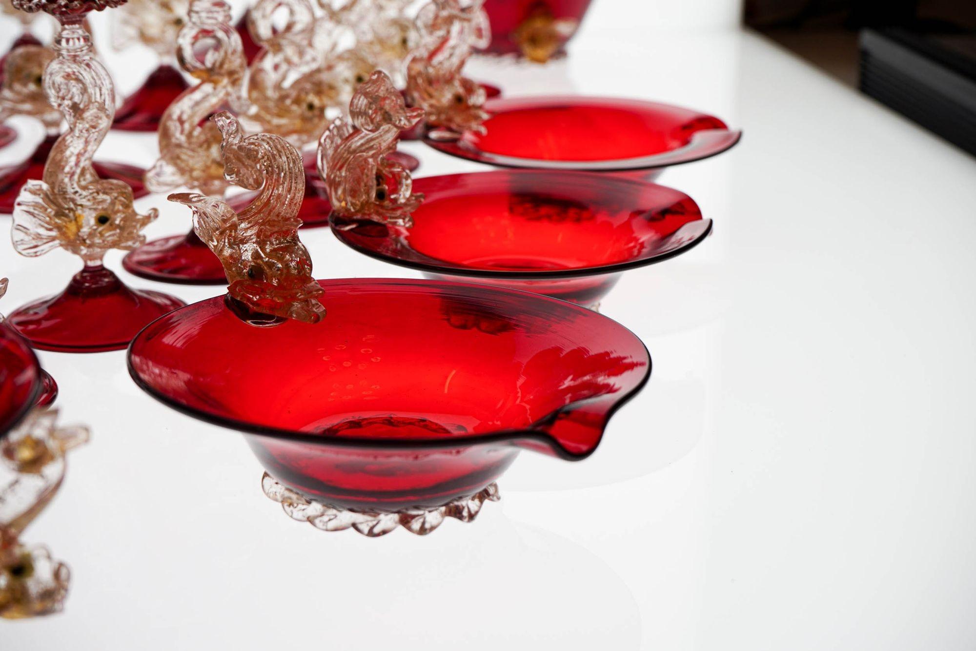 Set unico di lusso di 44 pezzi in vetro di Murano, A.VE.M. Dophins in oro e rosso rubino, anni '50 in vendita 6