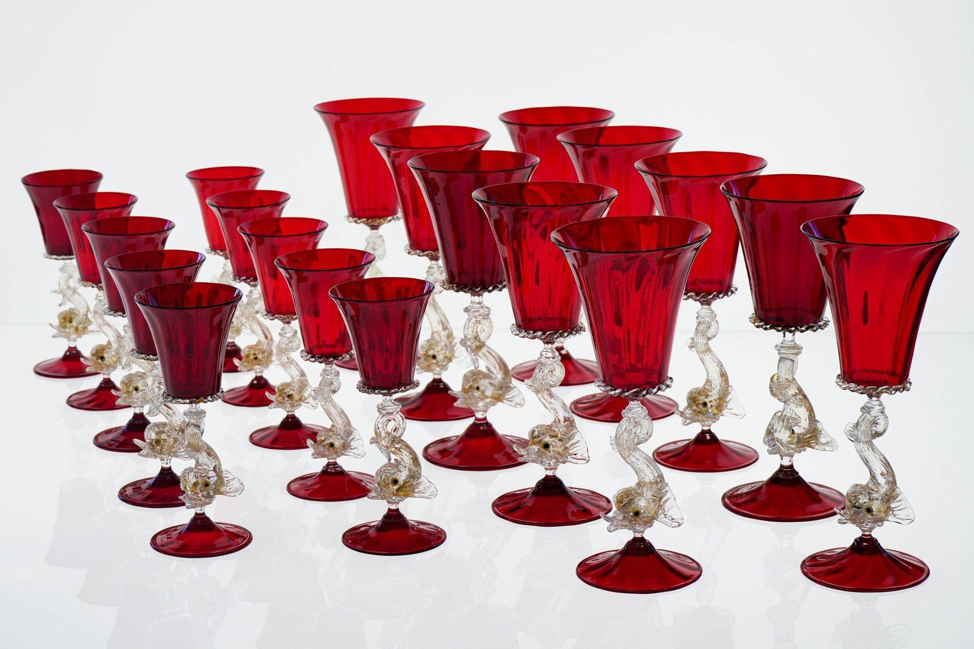 Set unico di lusso di 44 pezzi in vetro di Murano, A.VE.M. Dophins in oro e rosso rubino, anni '50 in vendita 10