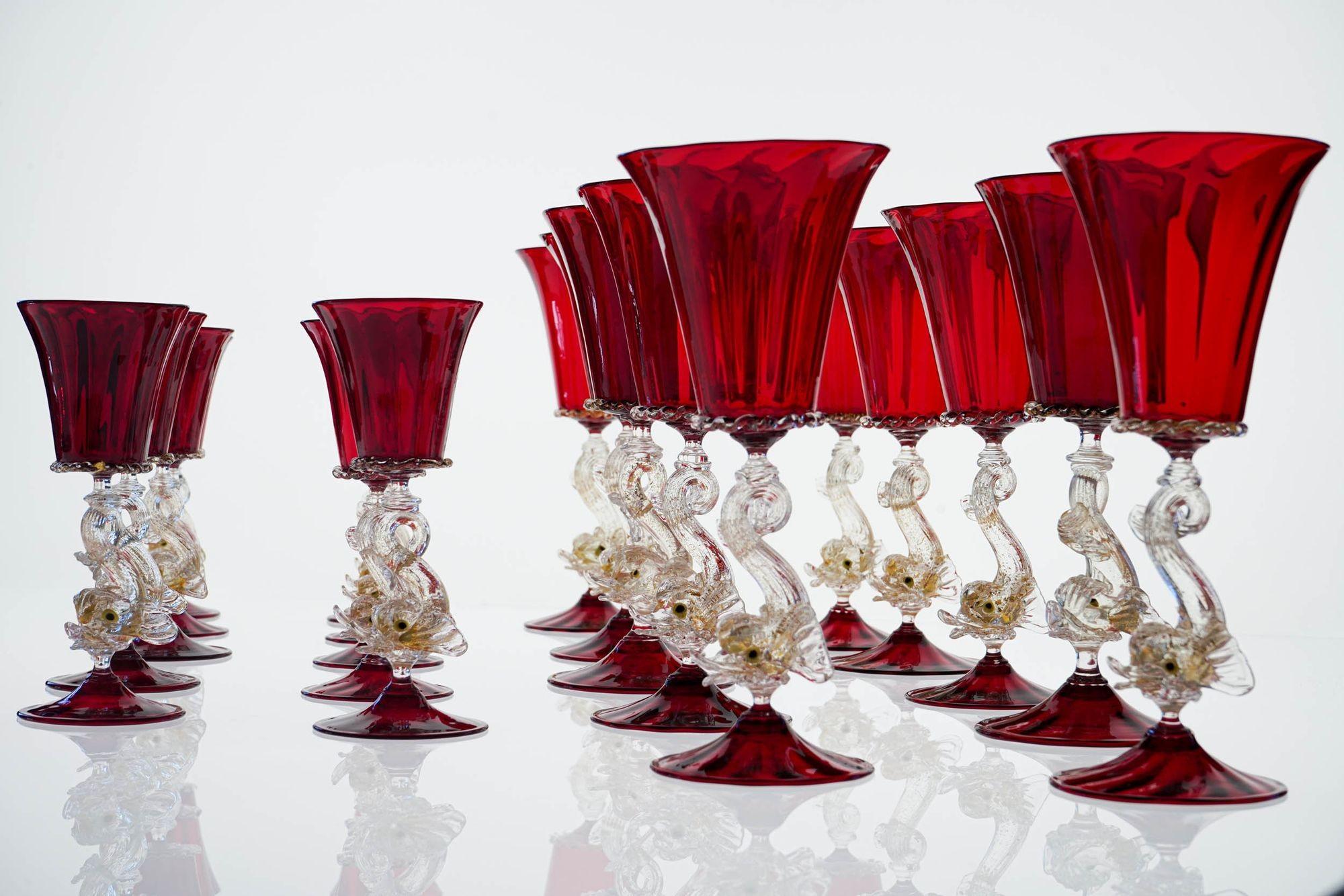 Set unico di lusso di 44 pezzi in vetro di Murano, A.VE.M. Dophins in oro e rosso rubino, anni '50 in vendita 11
