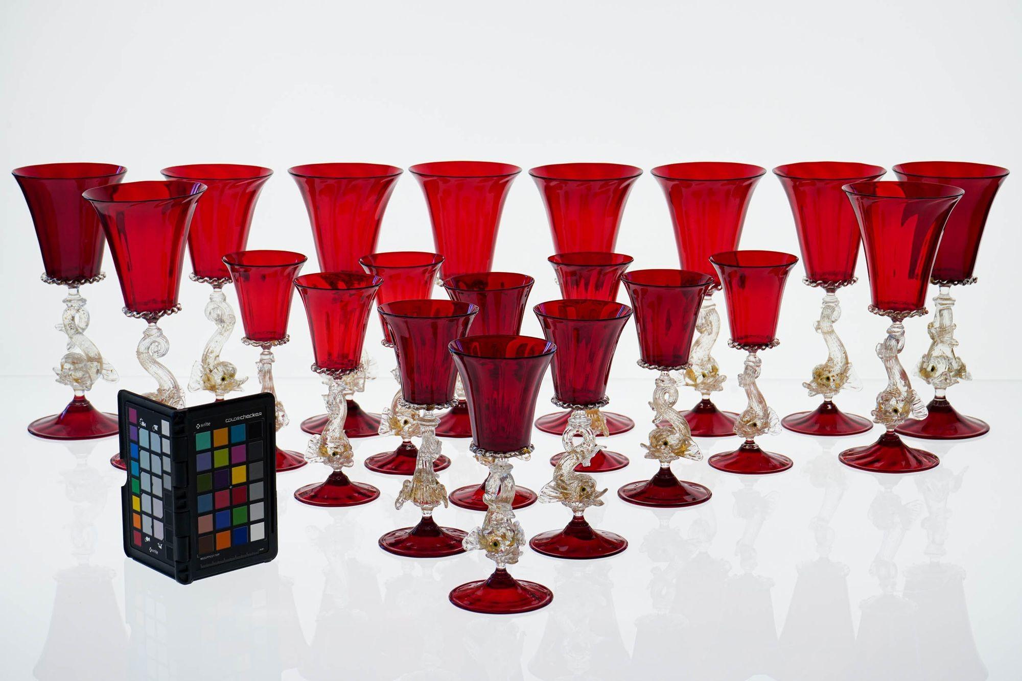 Set unico di lusso di 44 pezzi in vetro di Murano, A.VE.M. Dophins in oro e rosso rubino, anni '50 in vendita 12