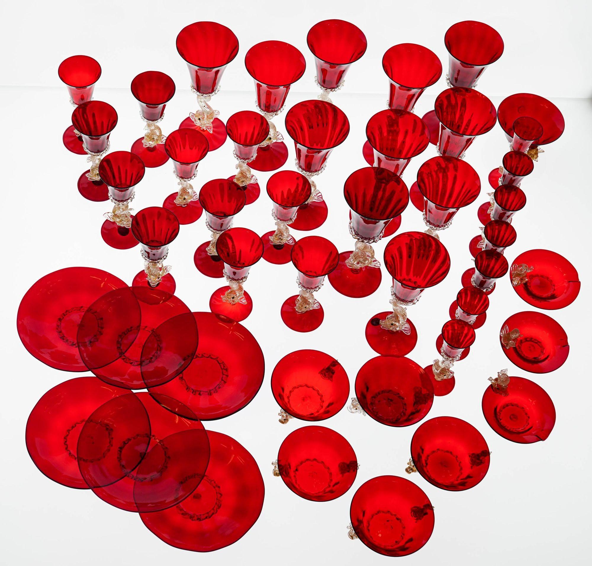 Straordinario set storico di 44 pezzi di A.VE.M. Murano.

Il tema del set è il delfino. È un'opera meravigliosamente eseguita con attenzione ai dettagli. La coda e le pinne sono in vetro massiccio rigato. Tutti con foglia d'oro 24k incorporata