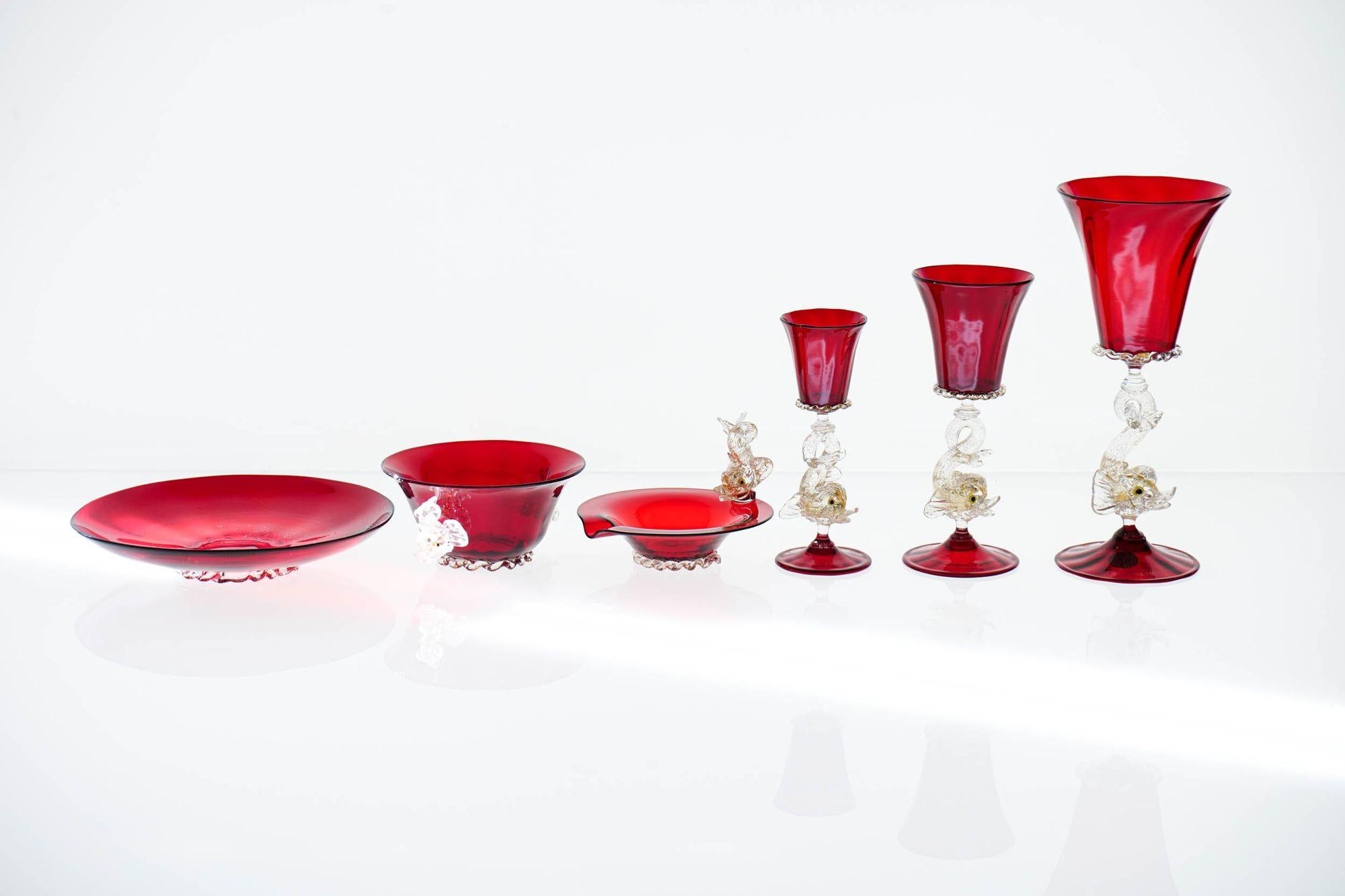 Set unico di lusso di 44 pezzi in vetro di Murano, A.VE.M. Dophins in oro e rosso rubino, anni '50 in vendita 13