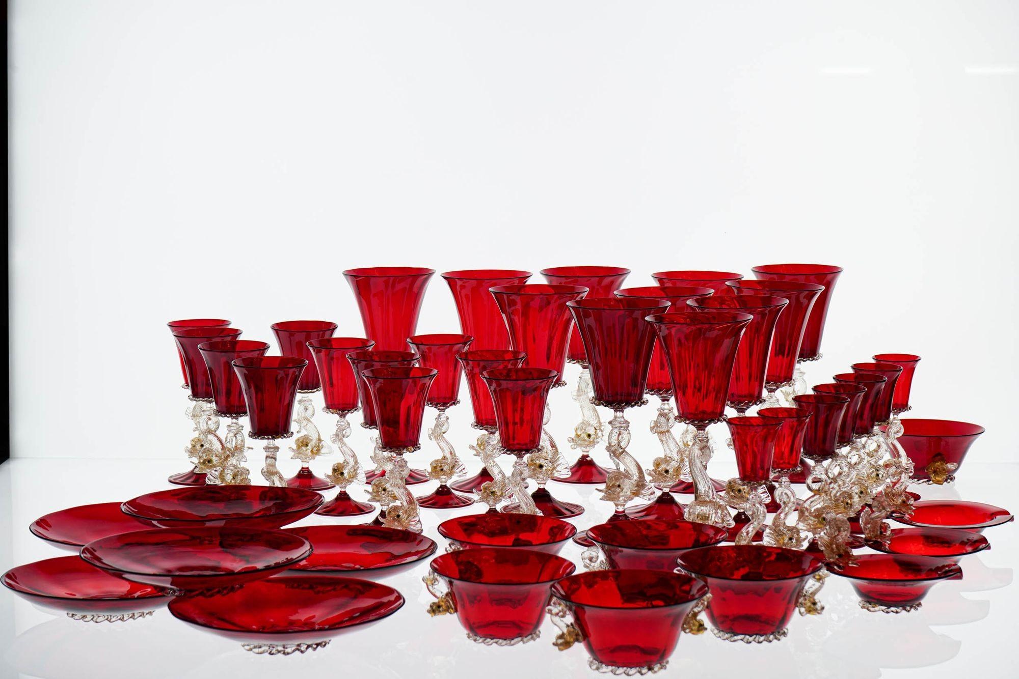 Mid-Century moderno Set unico di lusso di 44 pezzi in vetro di Murano, A.VE.M. Dophins in oro e rosso rubino, anni '50 in vendita