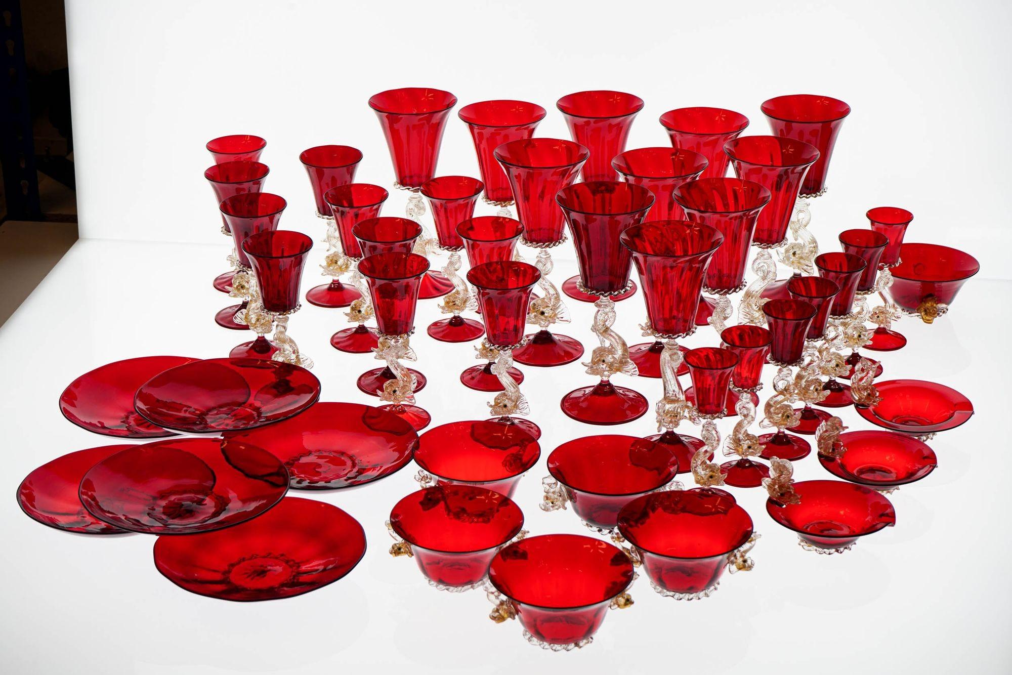 Italiano Set unico di lusso di 44 pezzi in vetro di Murano, A.VE.M. Dophins in oro e rosso rubino, anni '50 in vendita