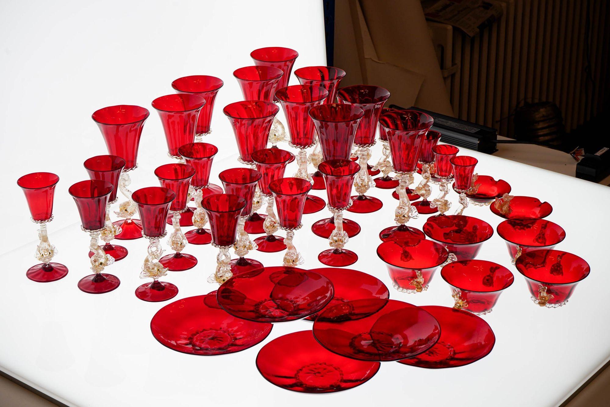 Set unico di lusso di 44 pezzi in vetro di Murano, A.VE.M. Dophins in oro e rosso rubino, anni '50 In condizioni buone in vendita a Tavarnelle val di Pesa, Florence