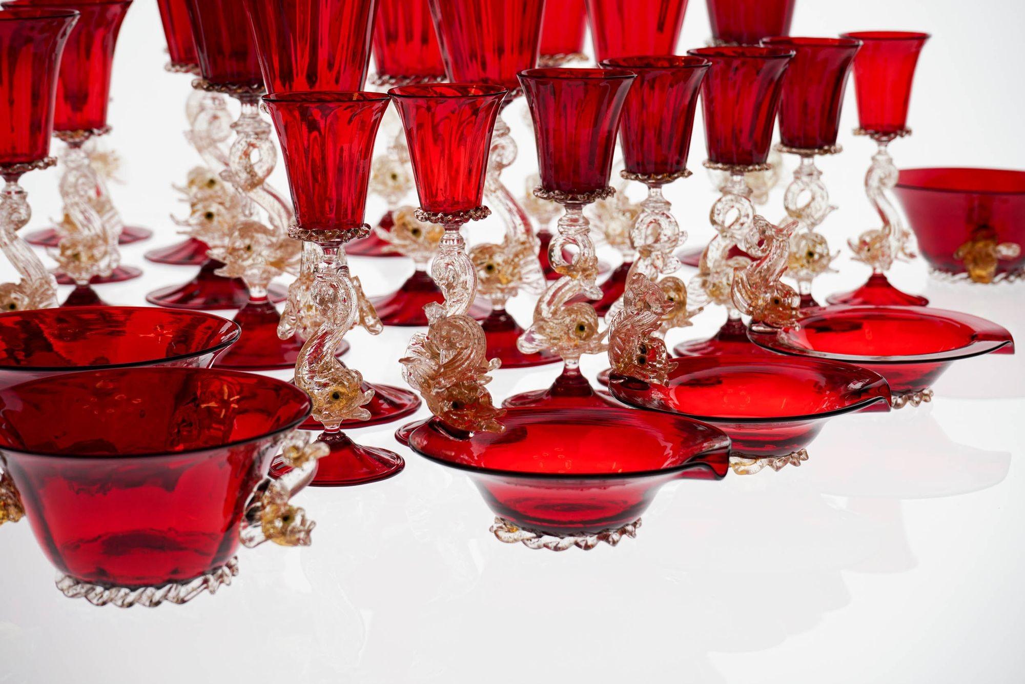 Metà XX secolo Set unico di lusso di 44 pezzi in vetro di Murano, A.VE.M. Dophins in oro e rosso rubino, anni '50 in vendita