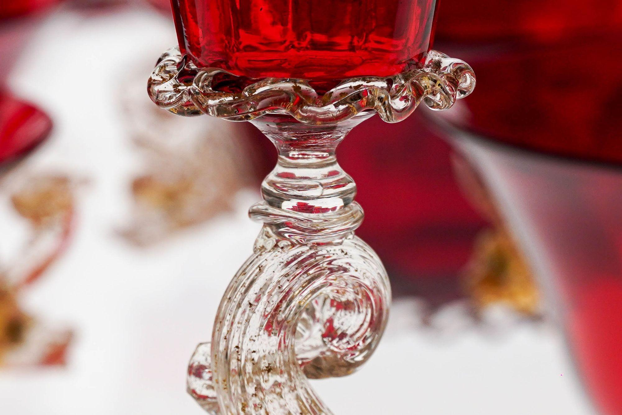 Oro Set unico di lusso di 44 pezzi in vetro di Murano, A.VE.M. Dophins in oro e rosso rubino, anni '50 in vendita