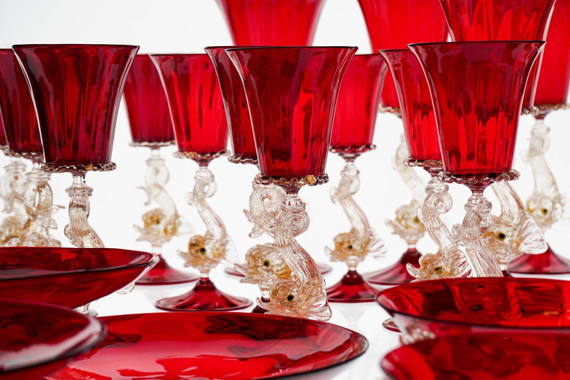 Set unico di lusso di 44 pezzi in vetro di Murano, A.VE.M. Dophins in oro e rosso rubino, anni '50 in vendita 1