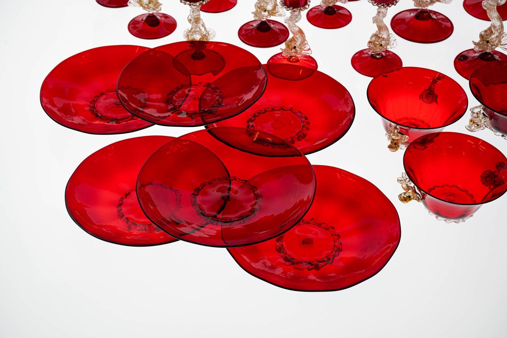 Set unico di lusso di 44 pezzi in vetro di Murano, A.VE.M. Dophins in oro e rosso rubino, anni '50 in vendita 2