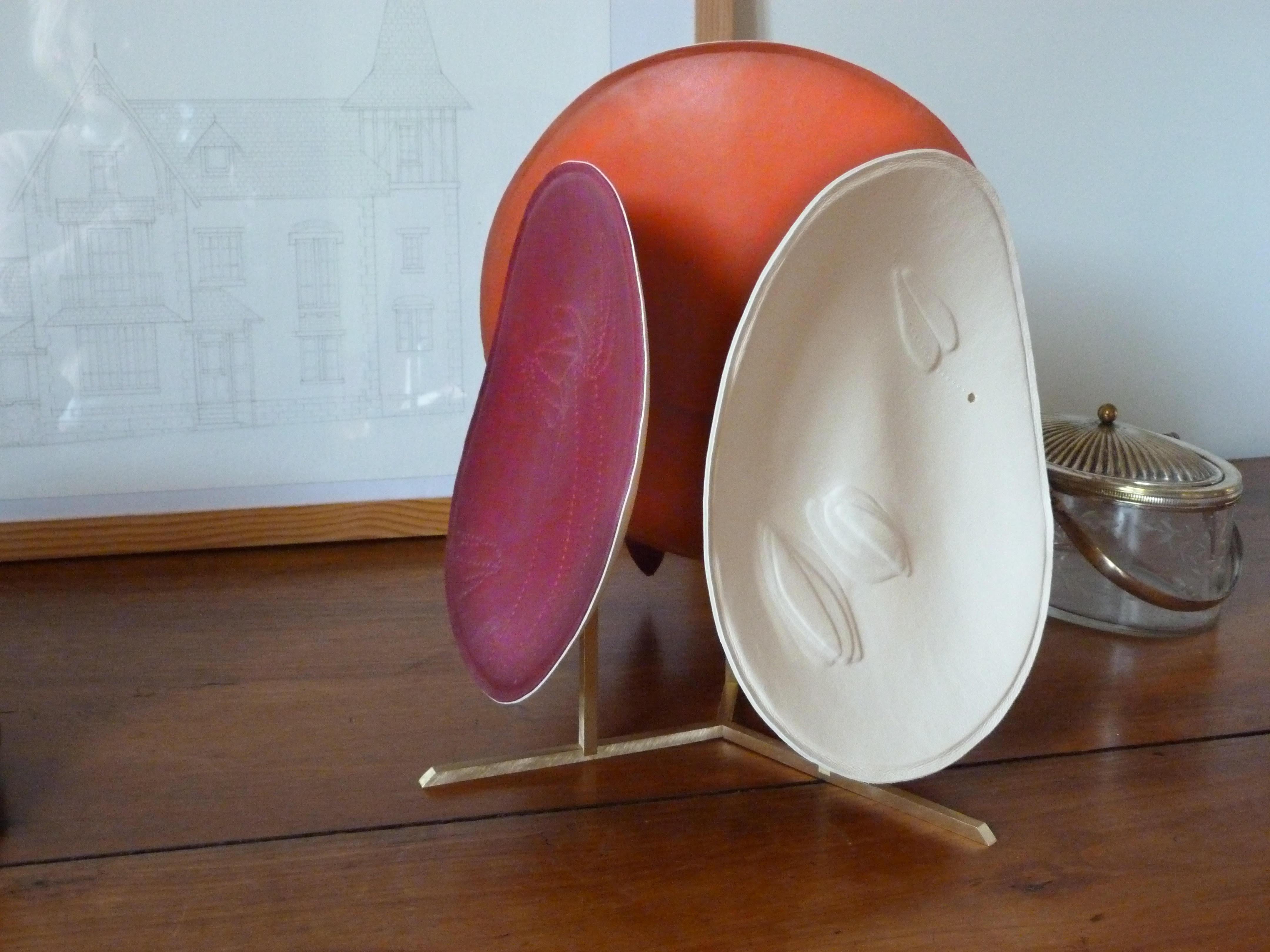 Français Sculpture de table de luxe unique en cuir et laiton, France en vente