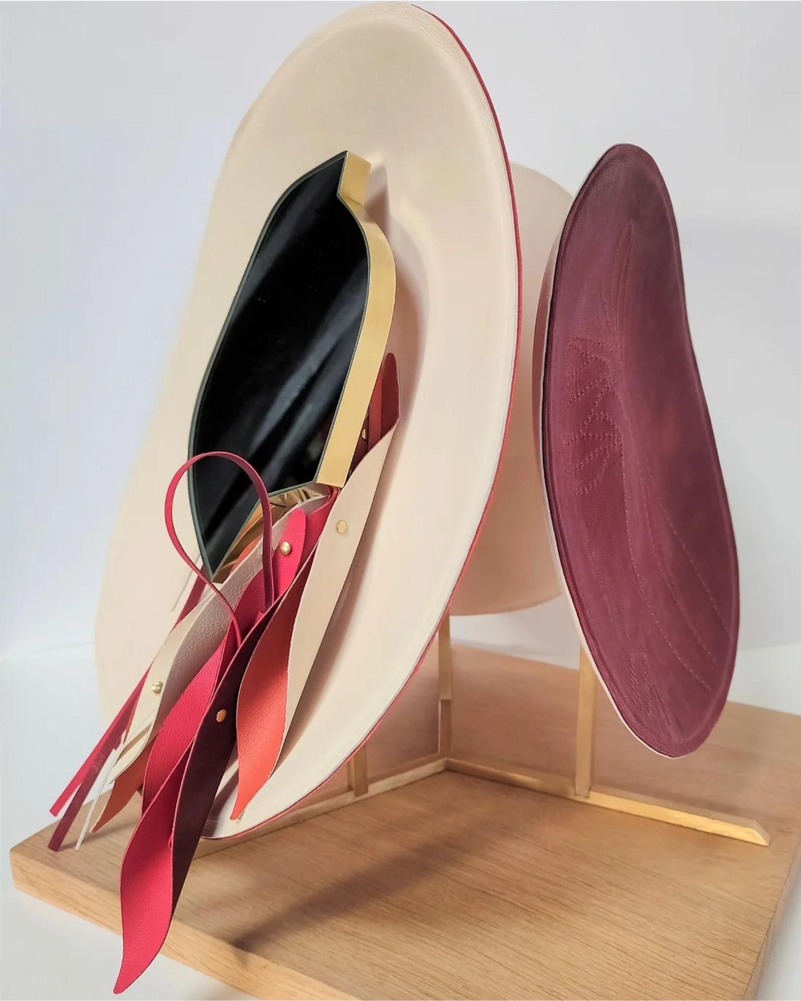 Sculpture de table de luxe unique en cuir et laiton, France Neuf - En vente à Paris, FR