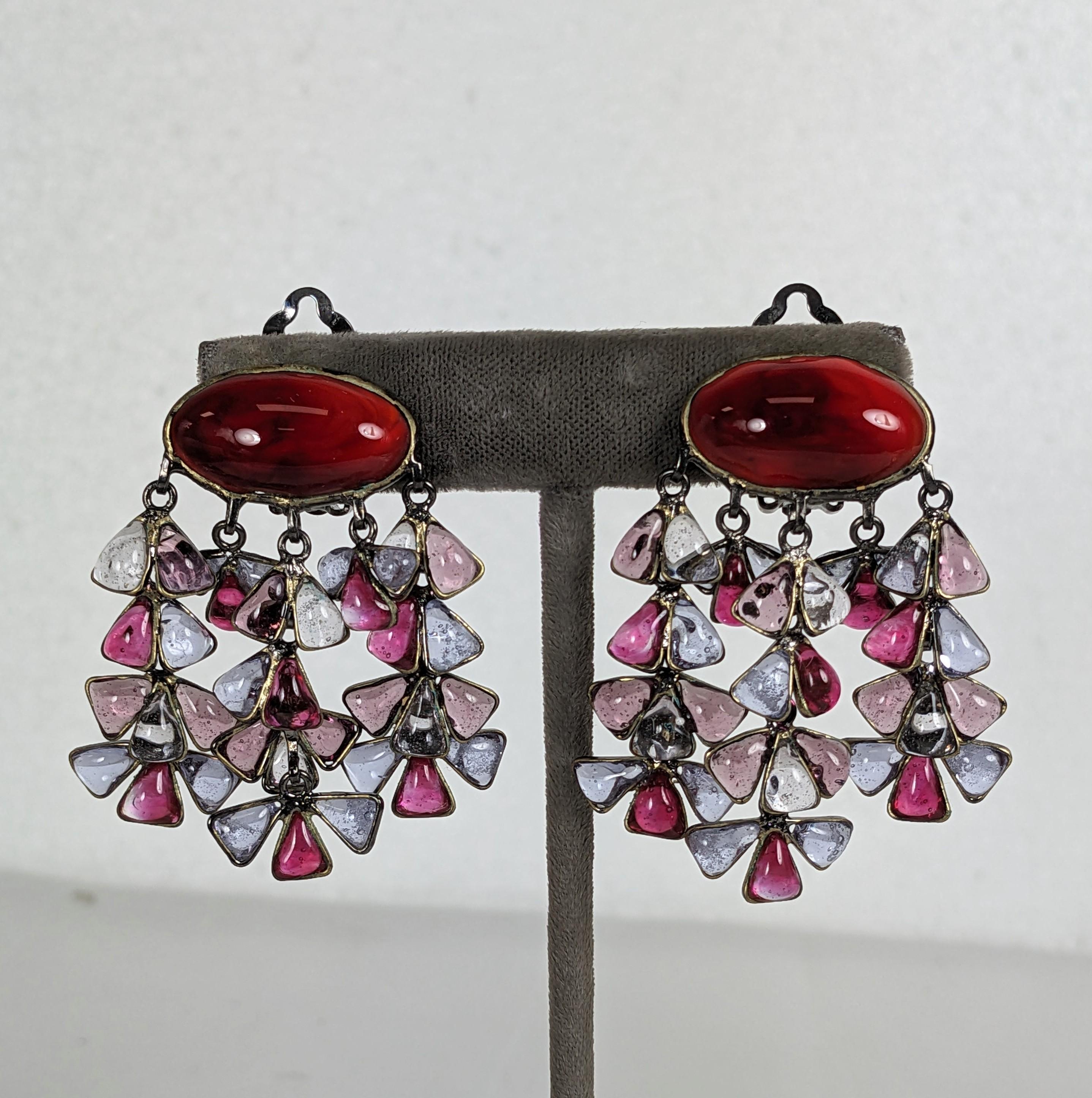 Unici orecchini a goccia in vetro colato della Maison Gripoix degli anni '80. Completamente realizzato a mano da Maision Gripoix con intricati petali di vetro colato color ametista, rubino e rosa che penzolano da un cabochon centrale in vetro