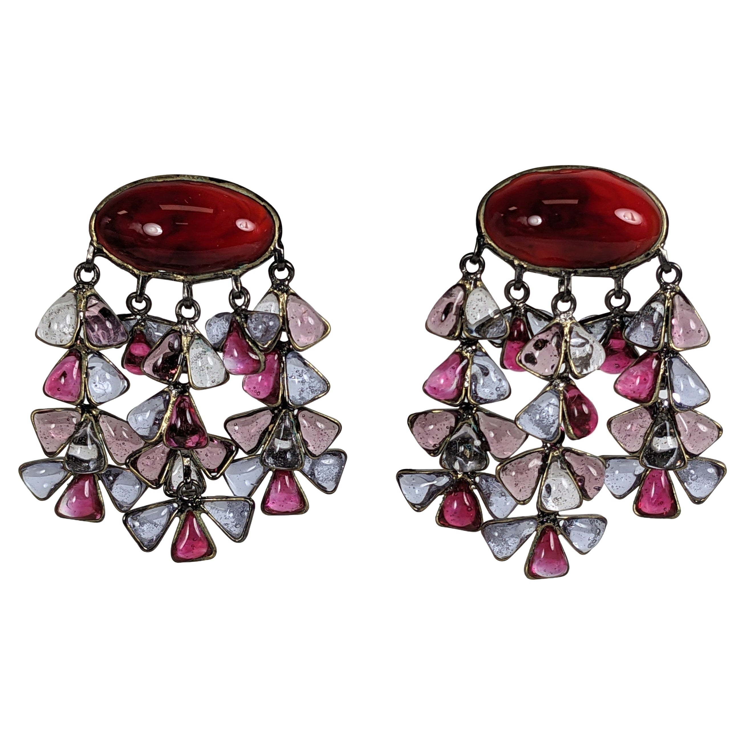 Orecchini a goccia in vetro colato unici della Maison Gripoix