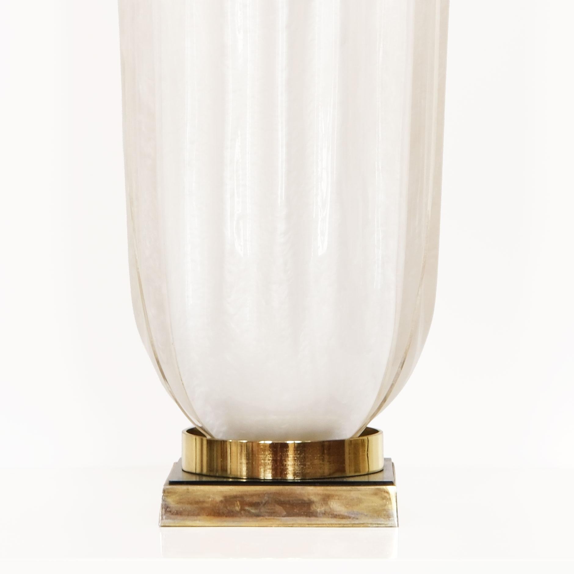 Esta impresionante lámpara de sobremesa tulipán, diseñada por Maison Rougier en los años 70, es una auténtica obra de arte que encarna el diseño escultural y floral característico de la marca. Elaborada a partir de una composición nacarada de resina