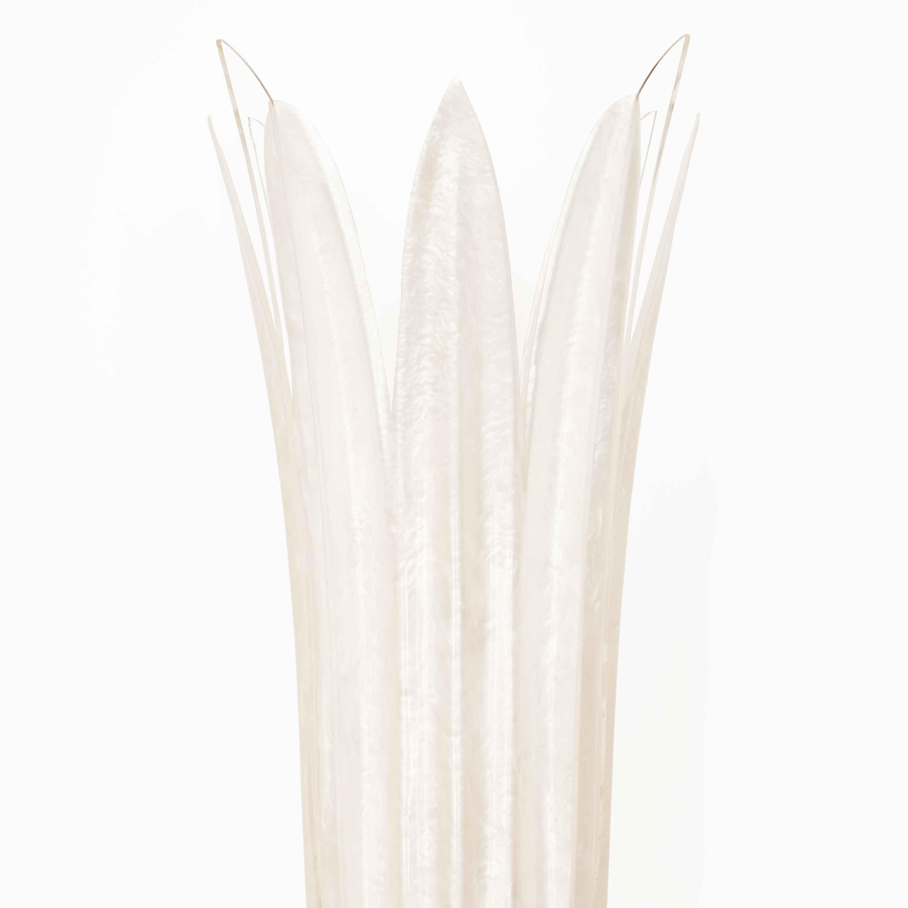 Maison Rougier - Lámpara de mesa Tulipán de resina acrílica y plexiglás, años 70 Latón en venta