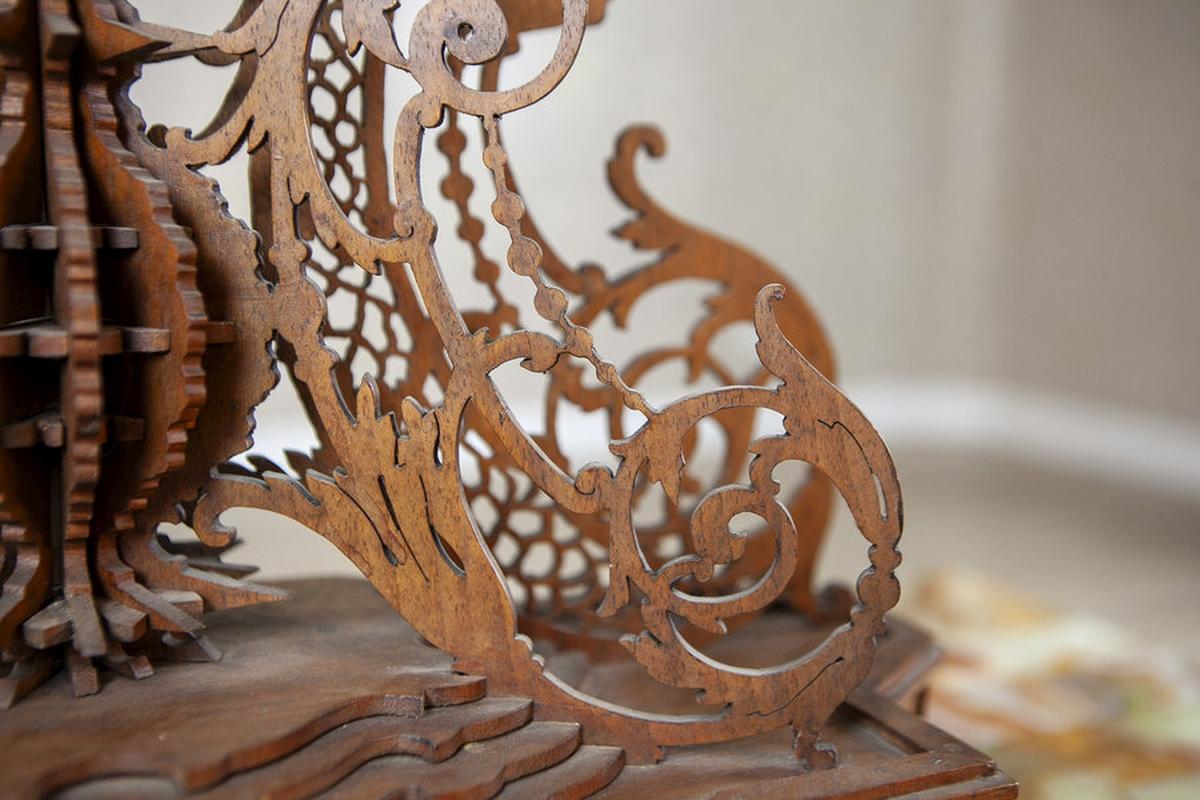 Horloge de cheminée en bois exotique ouvragé de la fin du 19e siècle en vente 4