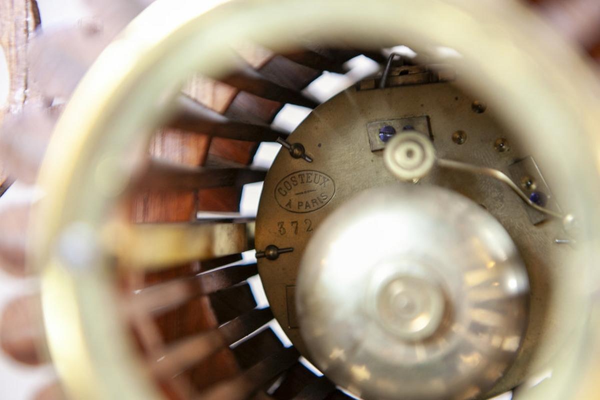 Horloge de cheminée en bois exotique ouvragé de la fin du 19e siècle en vente 5