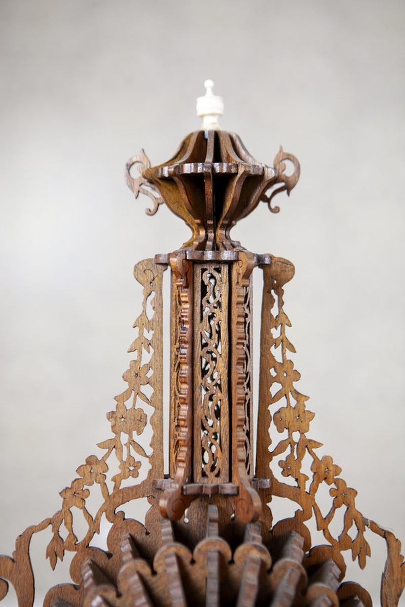 Horloge de cheminée en bois exotique ouvragé de la fin du 19e siècle

Nous vous présentons cette horloge de cheminée unique dans un boîtier en bois exotique ajouré et finement sculpté.
L'ensemble est intégré à une base en bois sur des pieds en