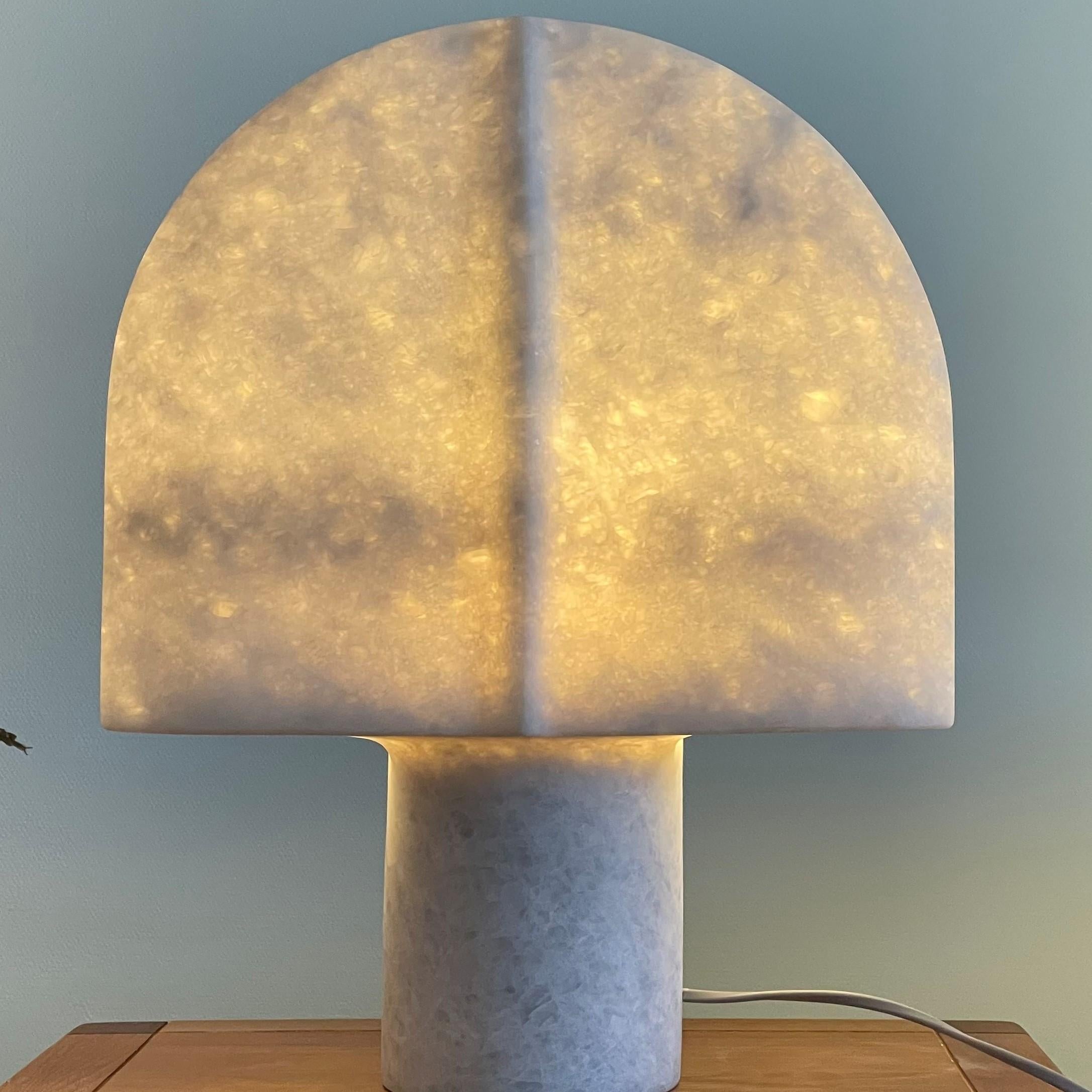 Grec Lampe de table en marbre unique de Tom von Kaenel en vente