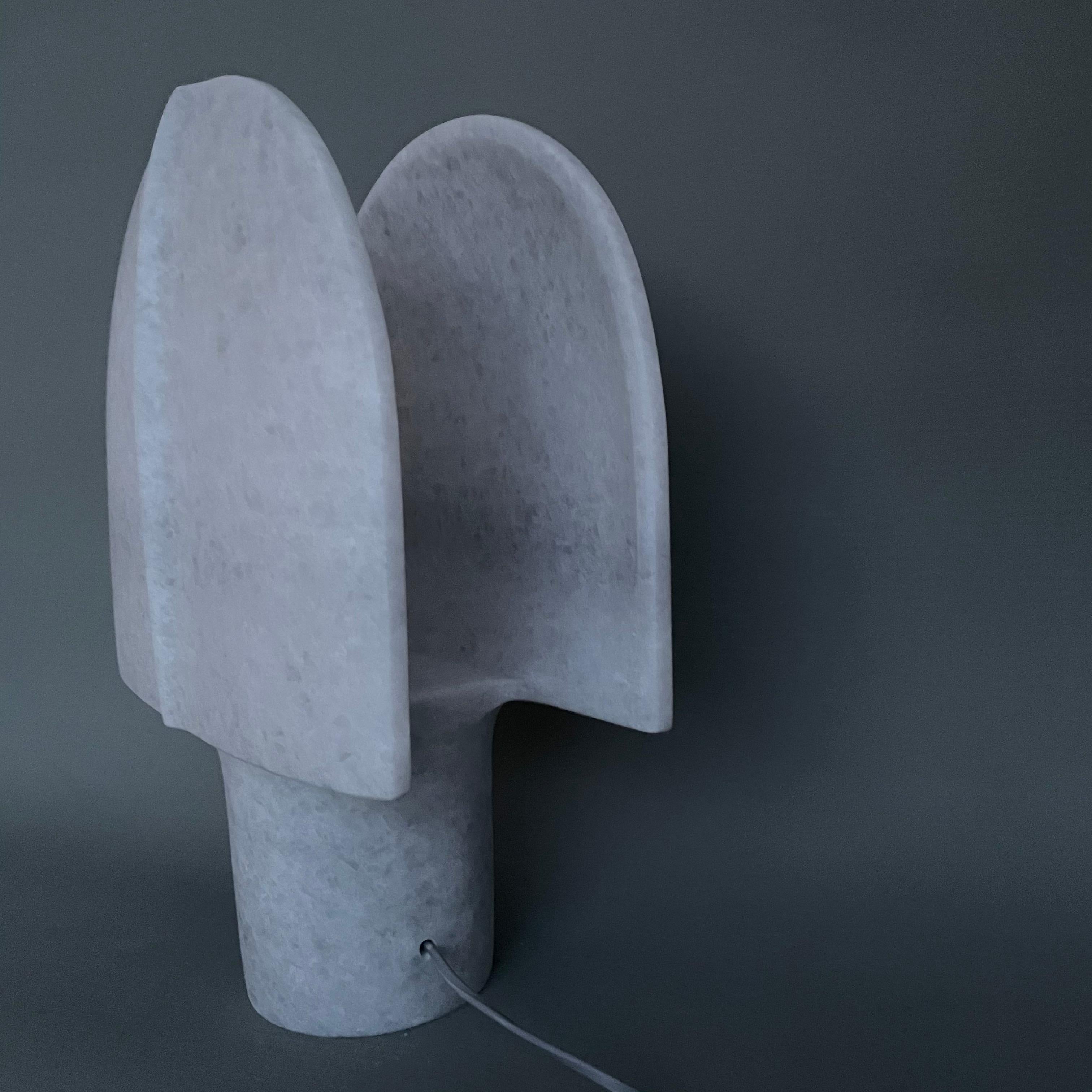 Marbre Lampe de table en marbre unique de Tom von Kaenel en vente