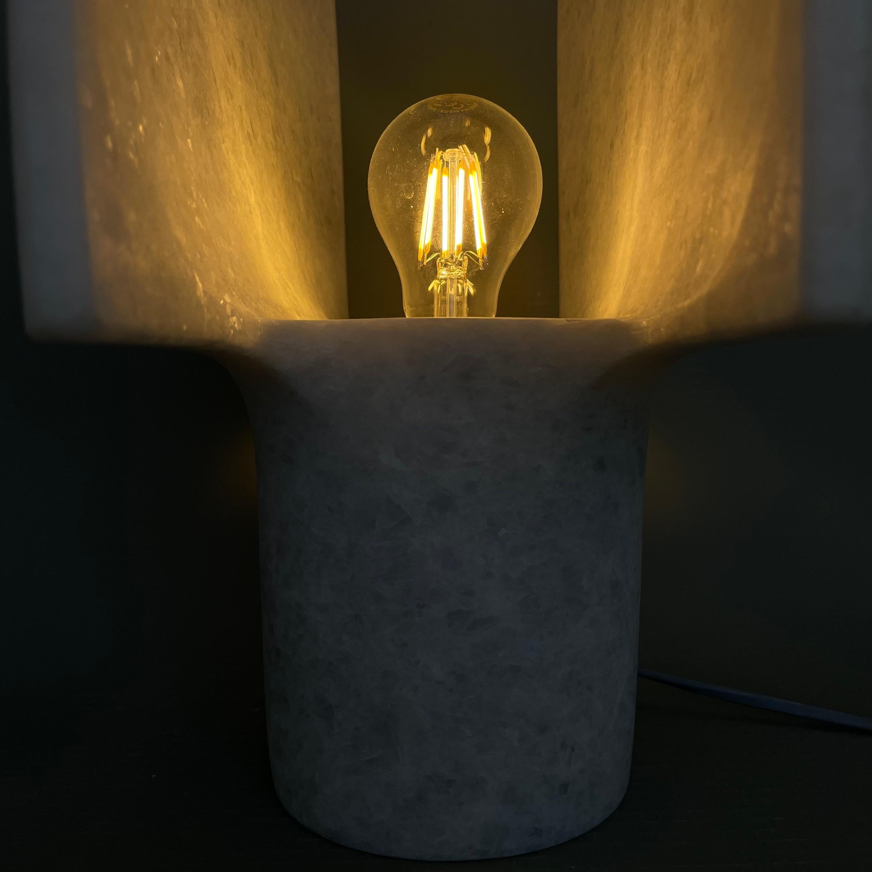 Lampe de table en marbre unique de Tom von Kaenel en vente 1