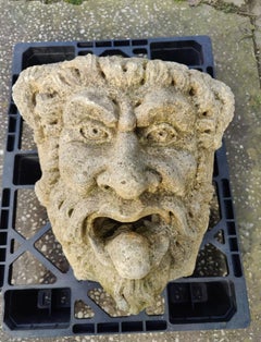 Maschera unica, chiave di volta in marmo, primi anni del XX secolo