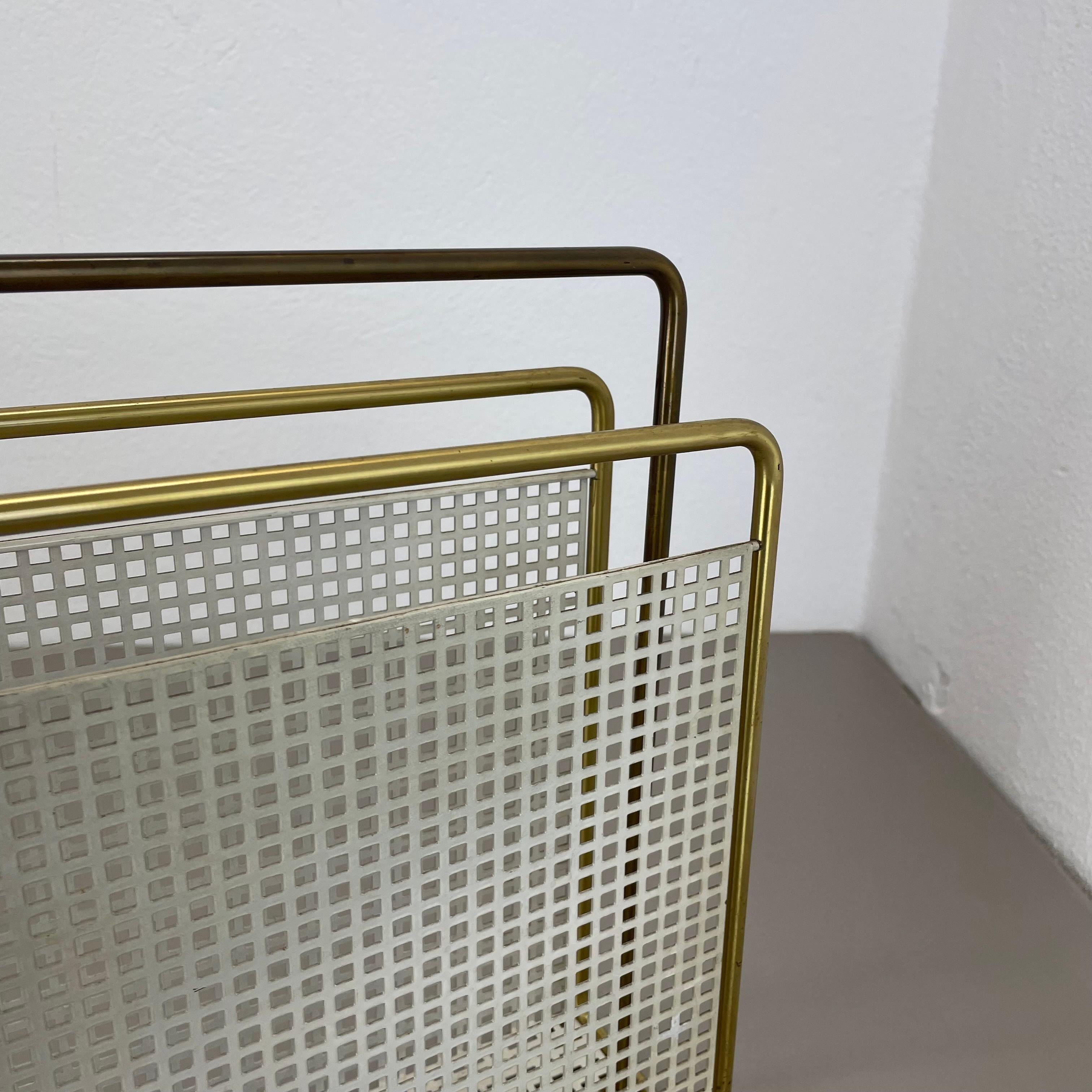Revistero único de latón y metal estilo Mategot Aubock, Austria Años 50 en venta 3