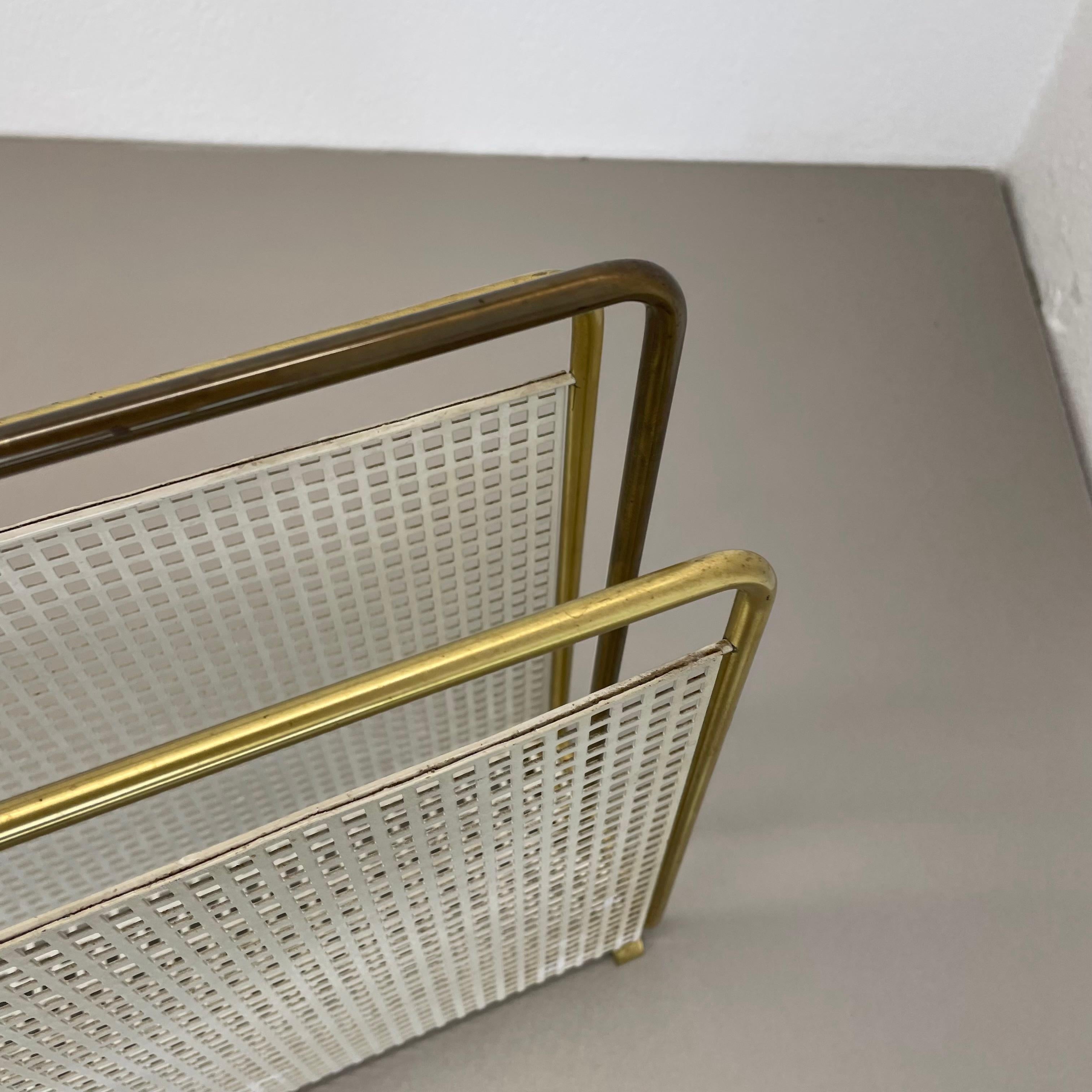 Revistero único de latón y metal estilo Mategot Aubock, Austria Años 50 en venta 4
