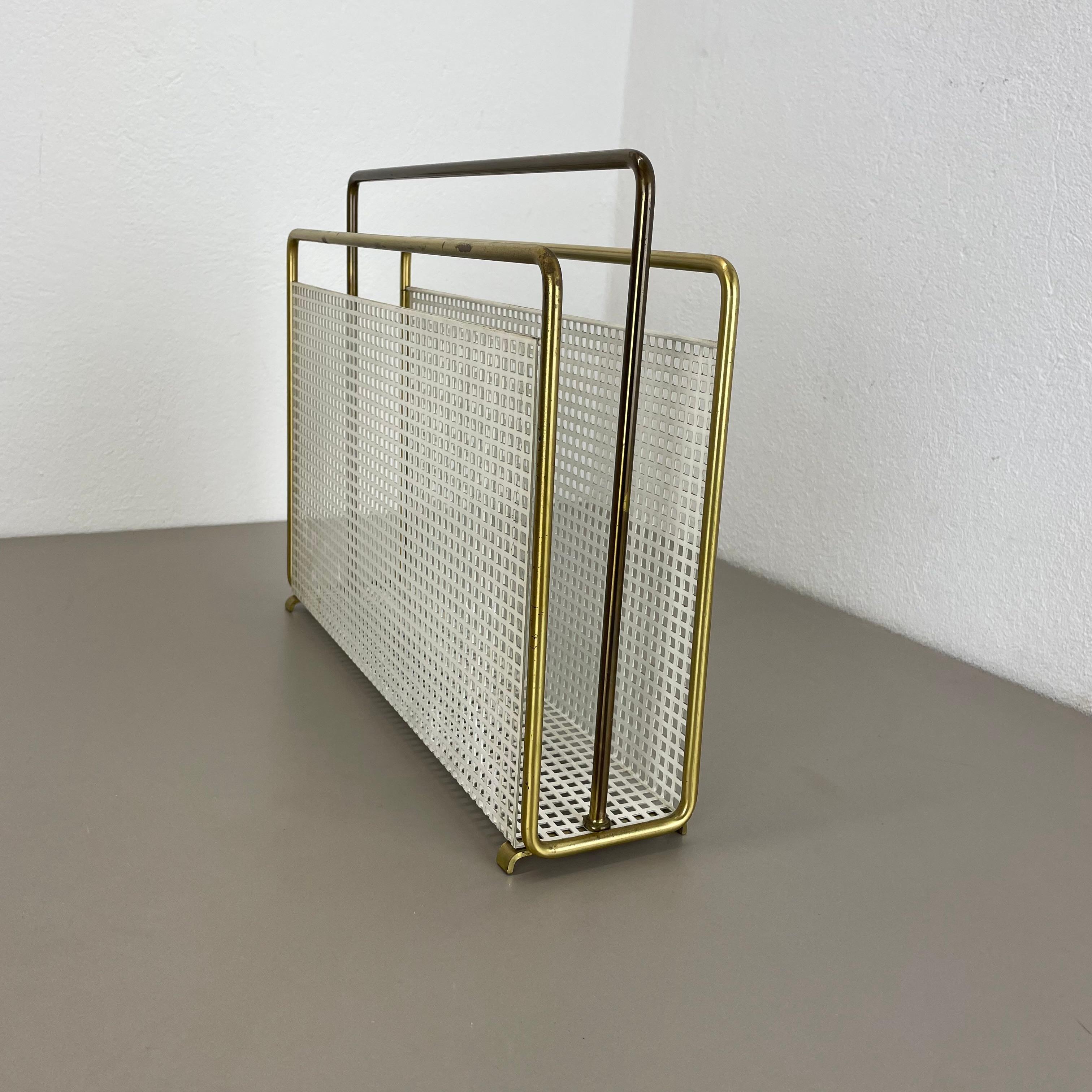 Revistero único de latón y metal estilo Mategot Aubock, Austria Años 50 en venta 7