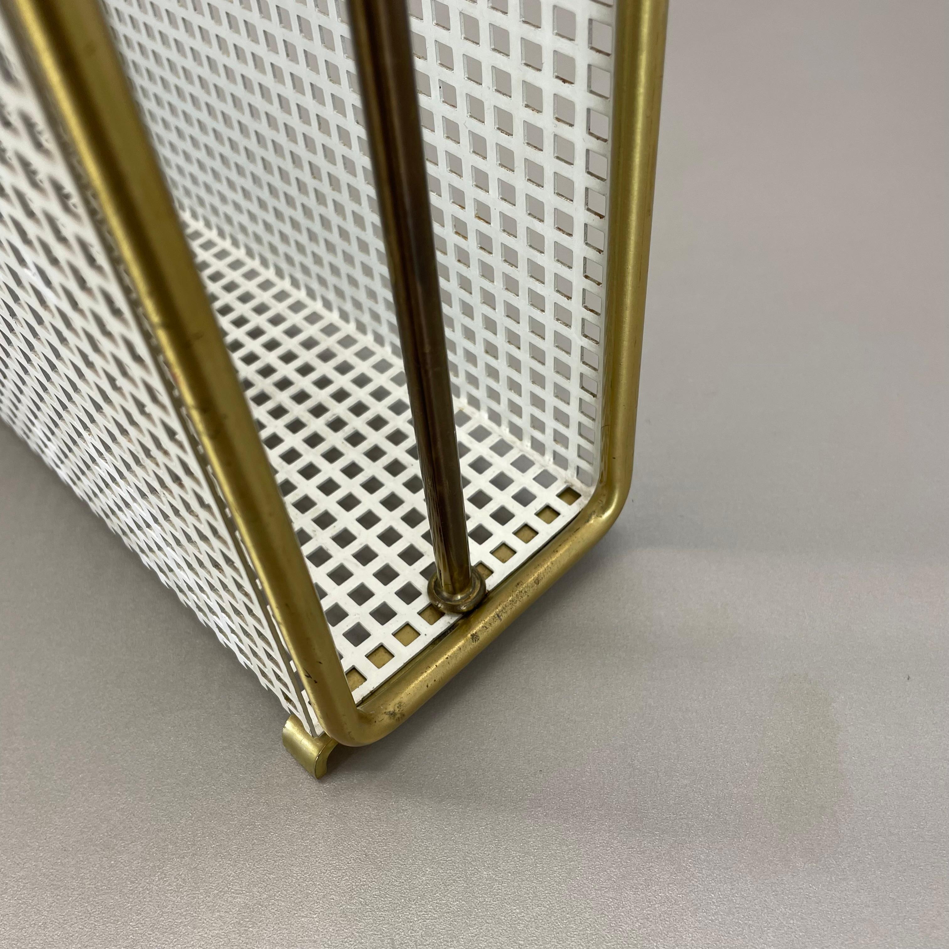 Revistero único de latón y metal estilo Mategot Aubock, Austria Años 50 en venta 8