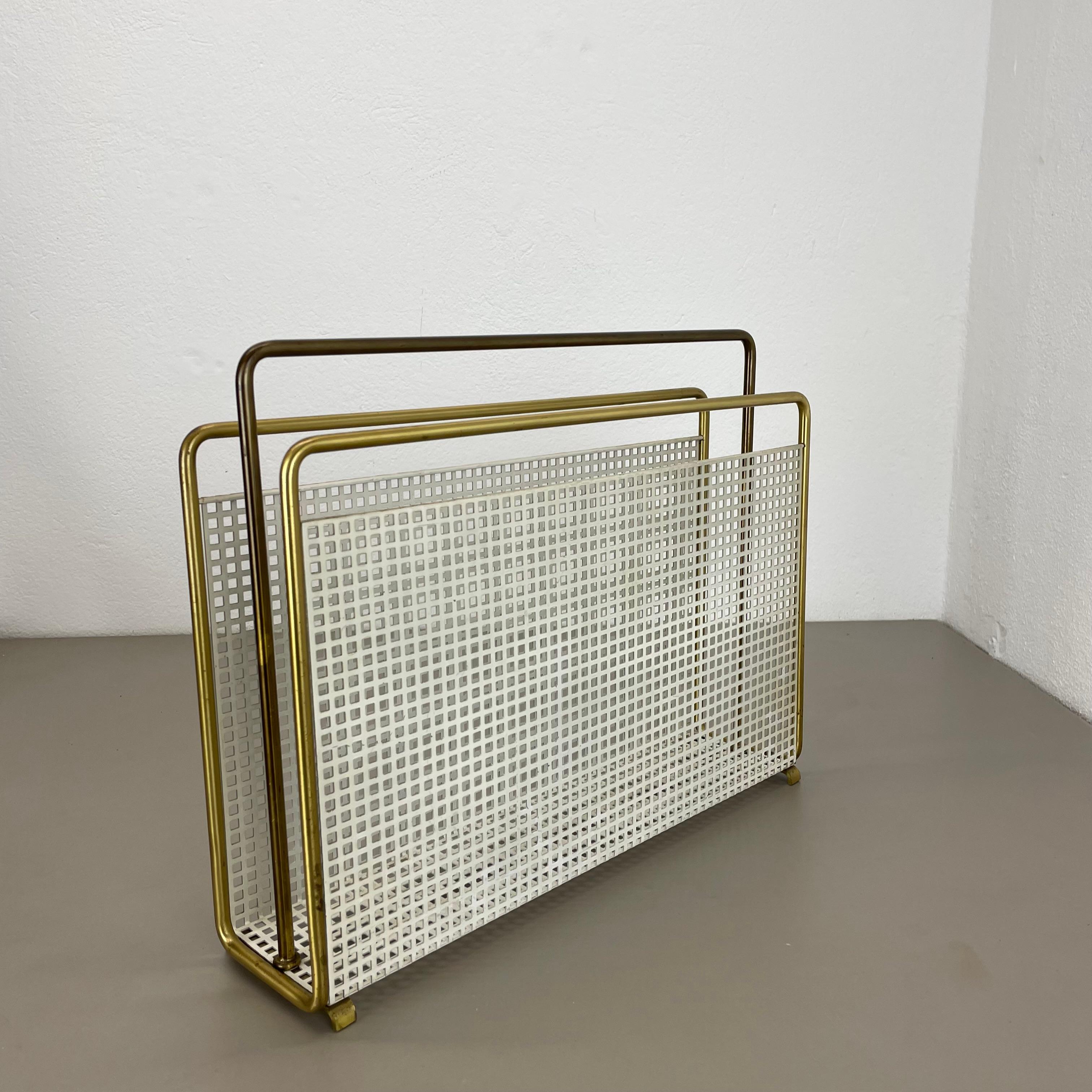 Revistero único de latón y metal estilo Mategot Aubock, Austria Años 50 Austríaco en venta