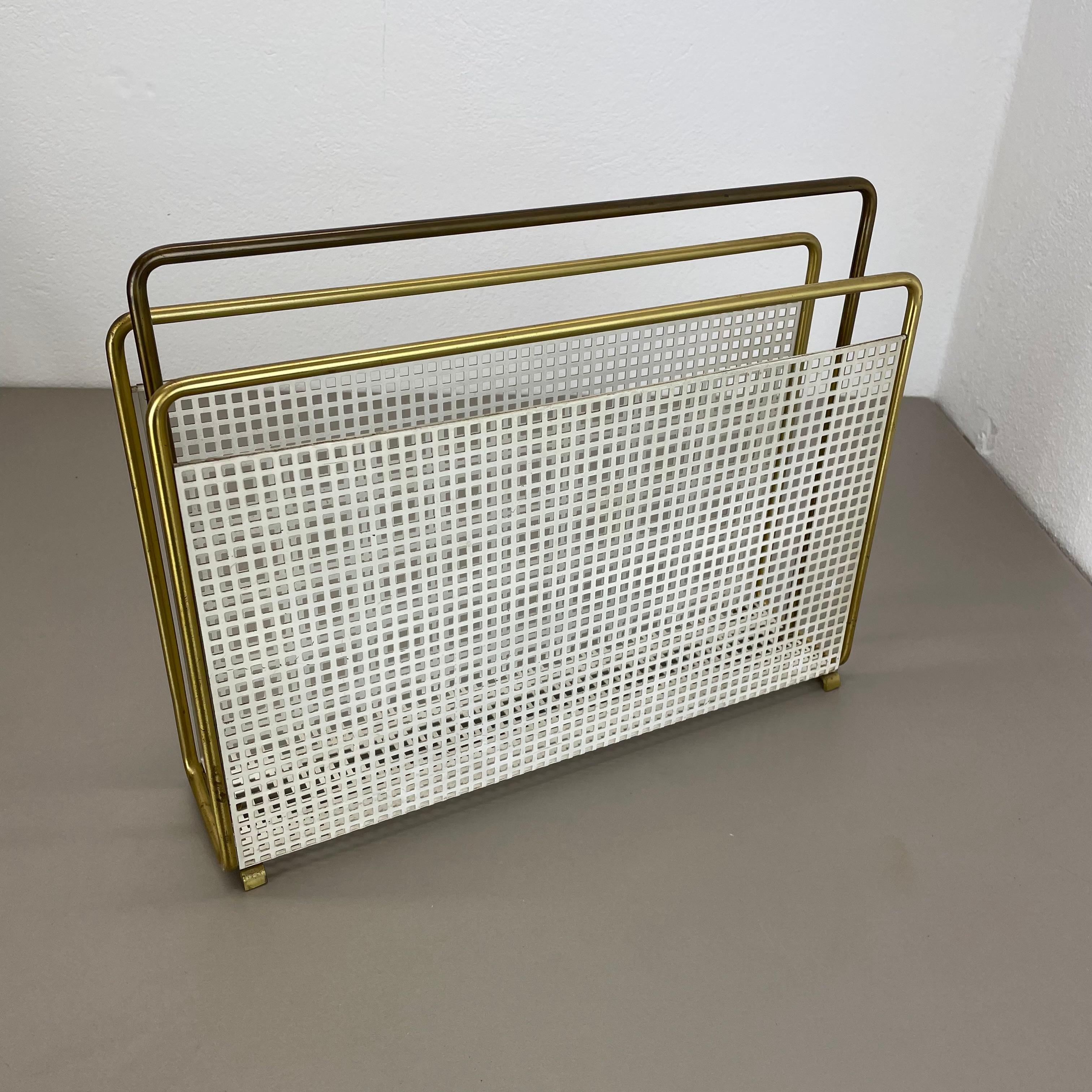 Revistero único de latón y metal estilo Mategot Aubock, Austria Años 50 en Bueno estado para la venta en Kirchlengern, DE