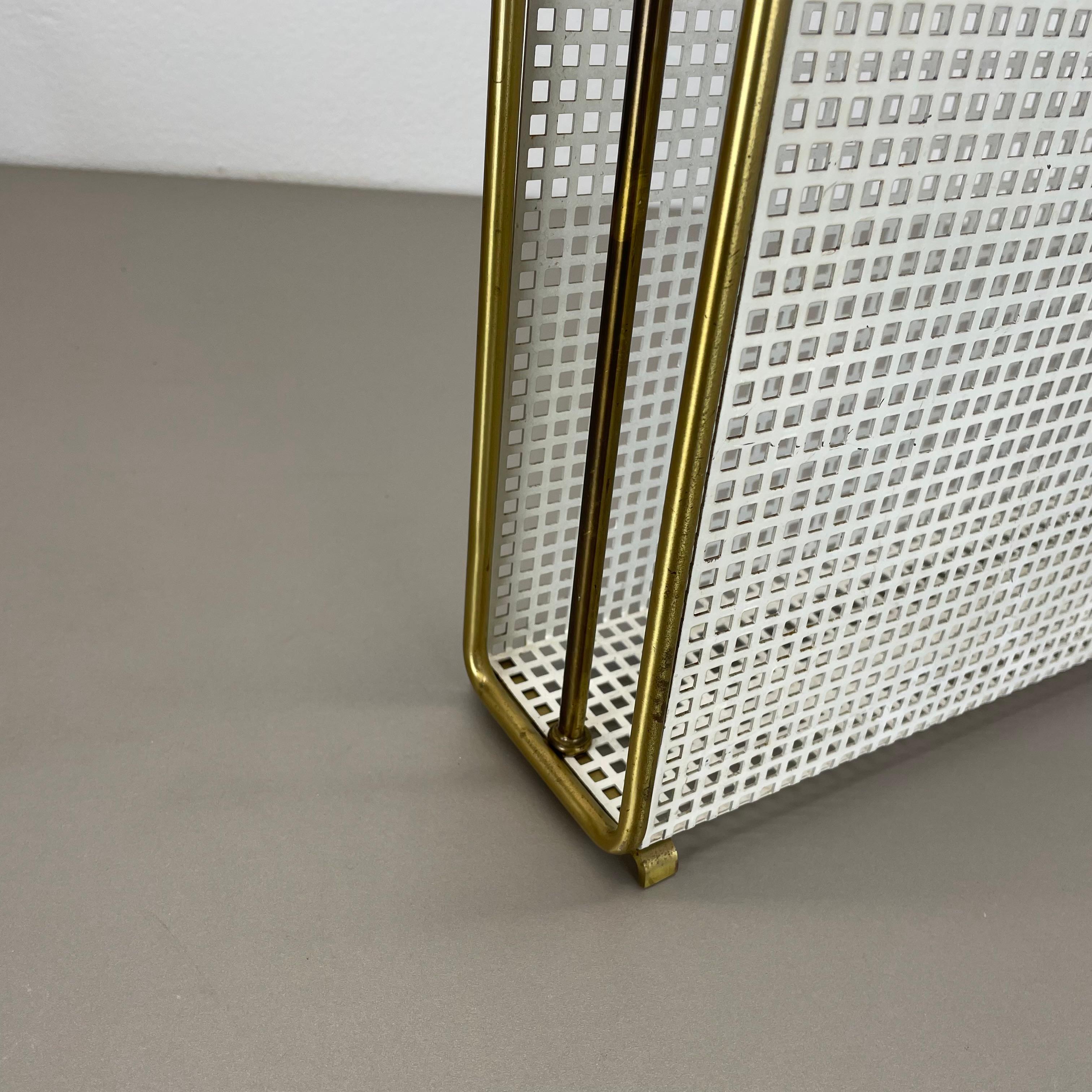 Revistero único de latón y metal estilo Mategot Aubock, Austria Años 50 Metal en venta