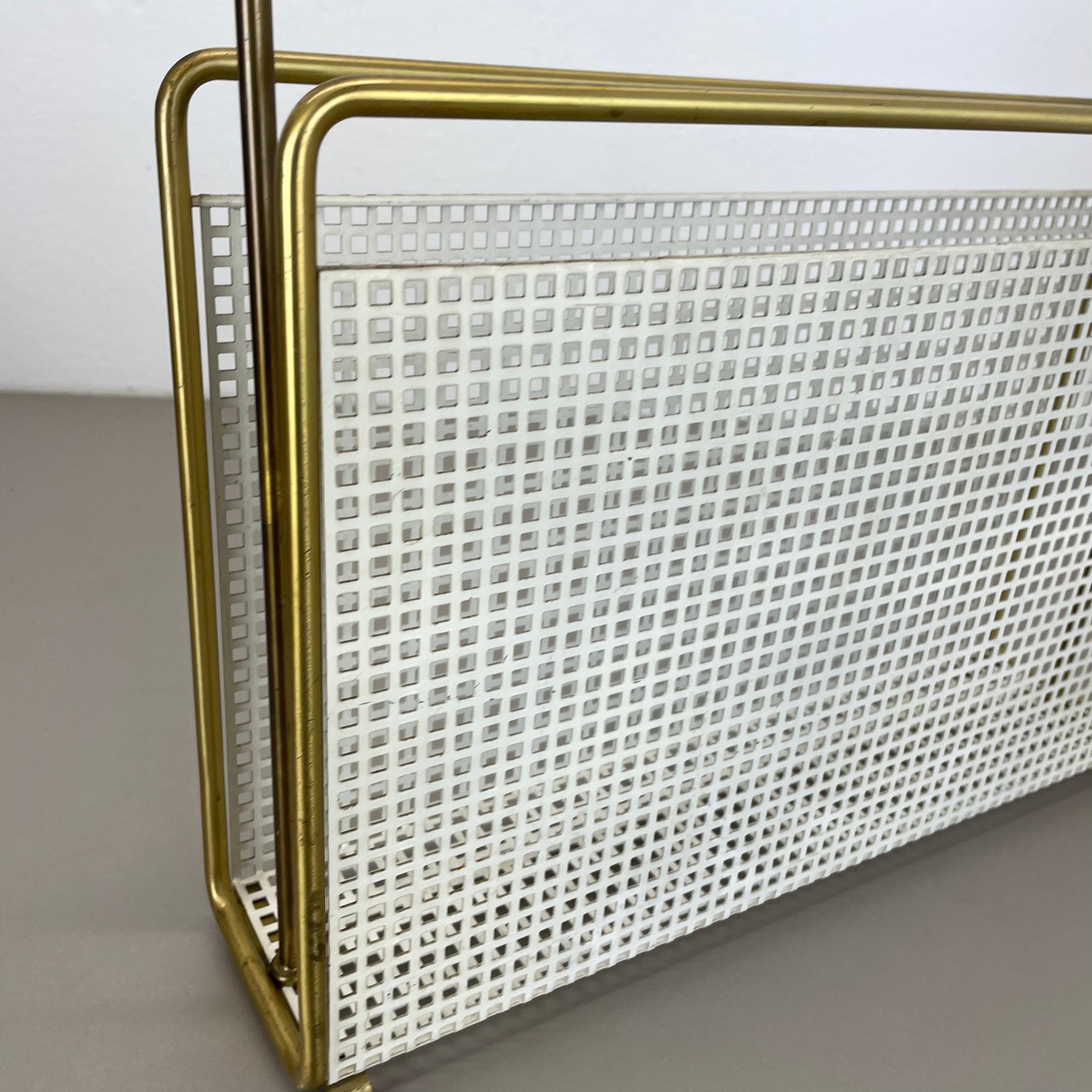 Revistero único de latón y metal estilo Mategot Aubock, Austria Años 50 en venta 1