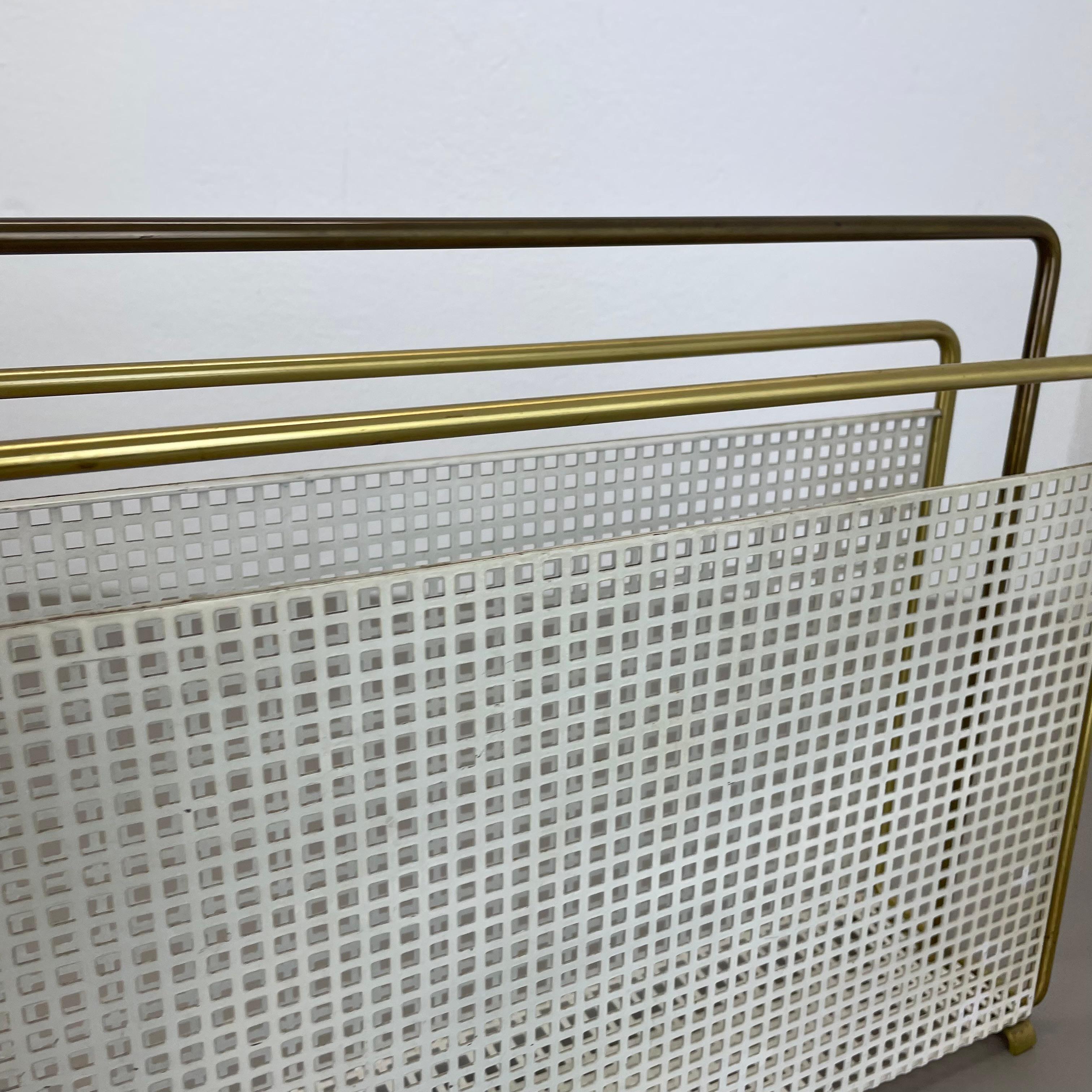 Revistero único de latón y metal estilo Mategot Aubock, Austria Años 50 en venta 2