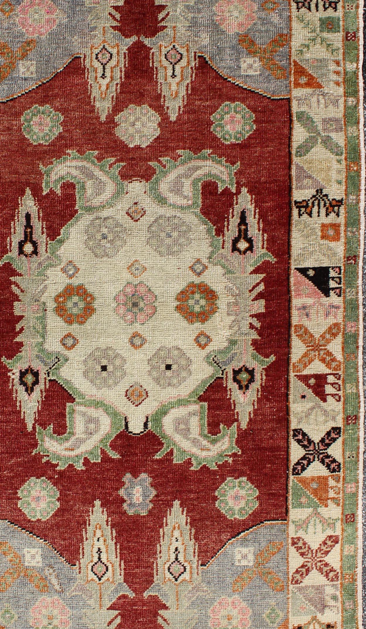 Grünes und rotes Stammesmedaillon Oushak Vintage Teppich aus der Türkei, Teppich TU-UGU-49, Herkunftsland / Typ: Türkei / Oushak, um 1930.

Dieser prächtige türkische Oushak im Vintage-Stil weist eine herrliche Färbung auf, gepaart mit einem