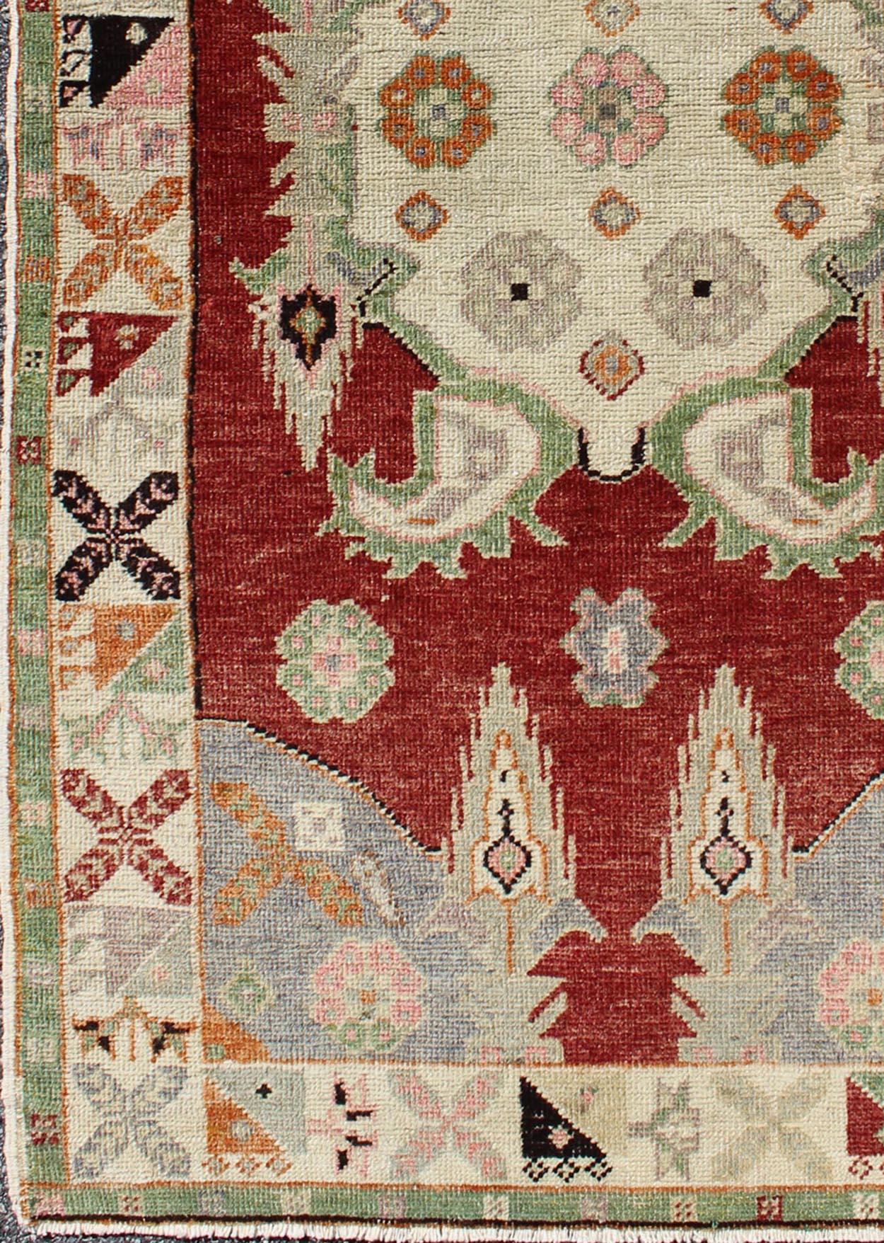 Türkischer Oushak-Teppich in Rot und Grün mit einzigartigem Medaillon-Design im Vintage-Stil (Handgeknüpft) im Angebot