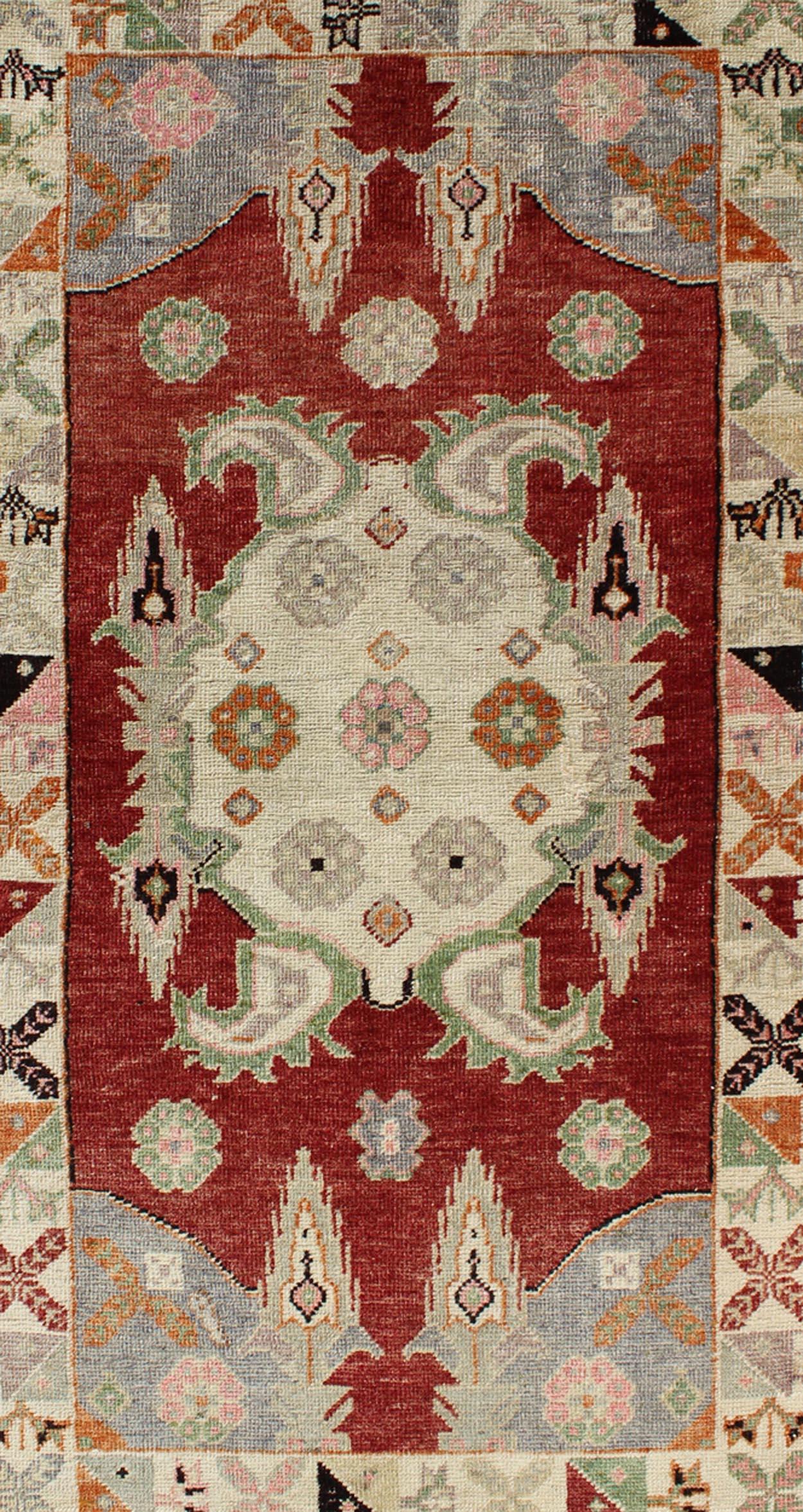 Türkischer Oushak-Teppich in Rot und Grün mit einzigartigem Medaillon-Design im Vintage-Stil im Zustand „Gut“ im Angebot in Atlanta, GA