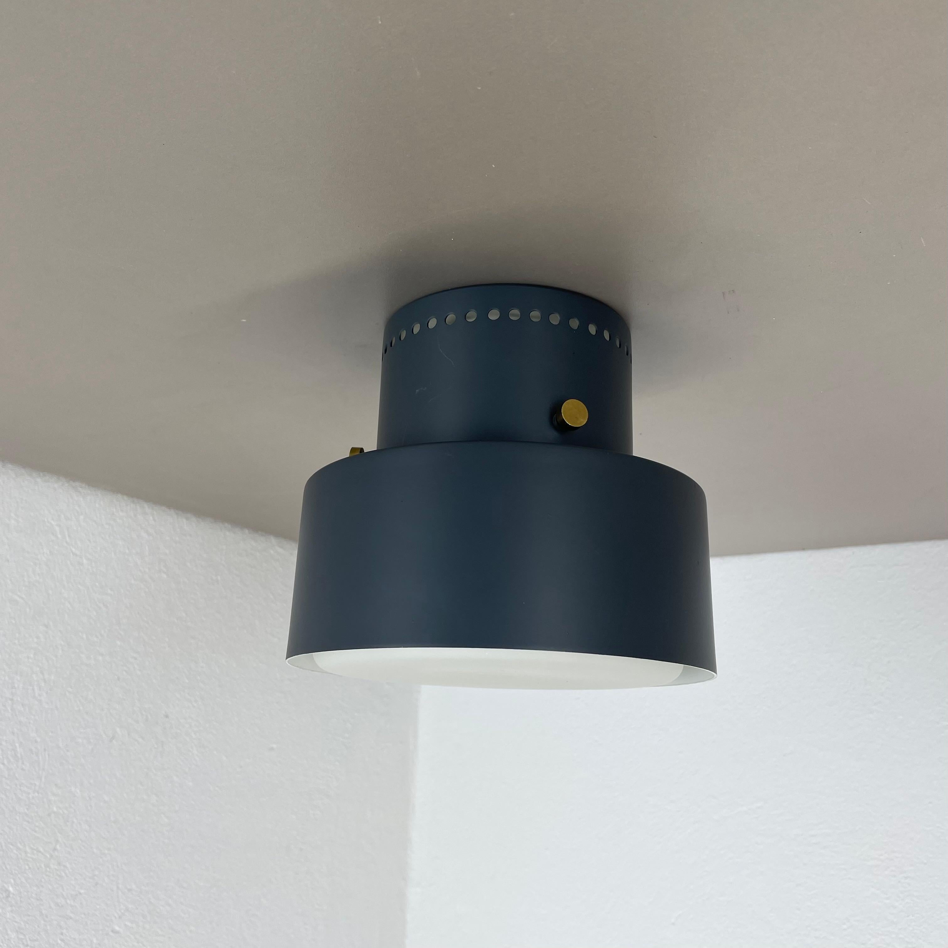 Articolo:

plafoniera con paralume in vetro opalino



Origine:

Italia



Età:

1950s



Questa lampada modernista vintage è stata prodotta negli anni '50 in Italia. La lampada è realizzata in metallo in tonalità grigio chiaro con un bel paralume